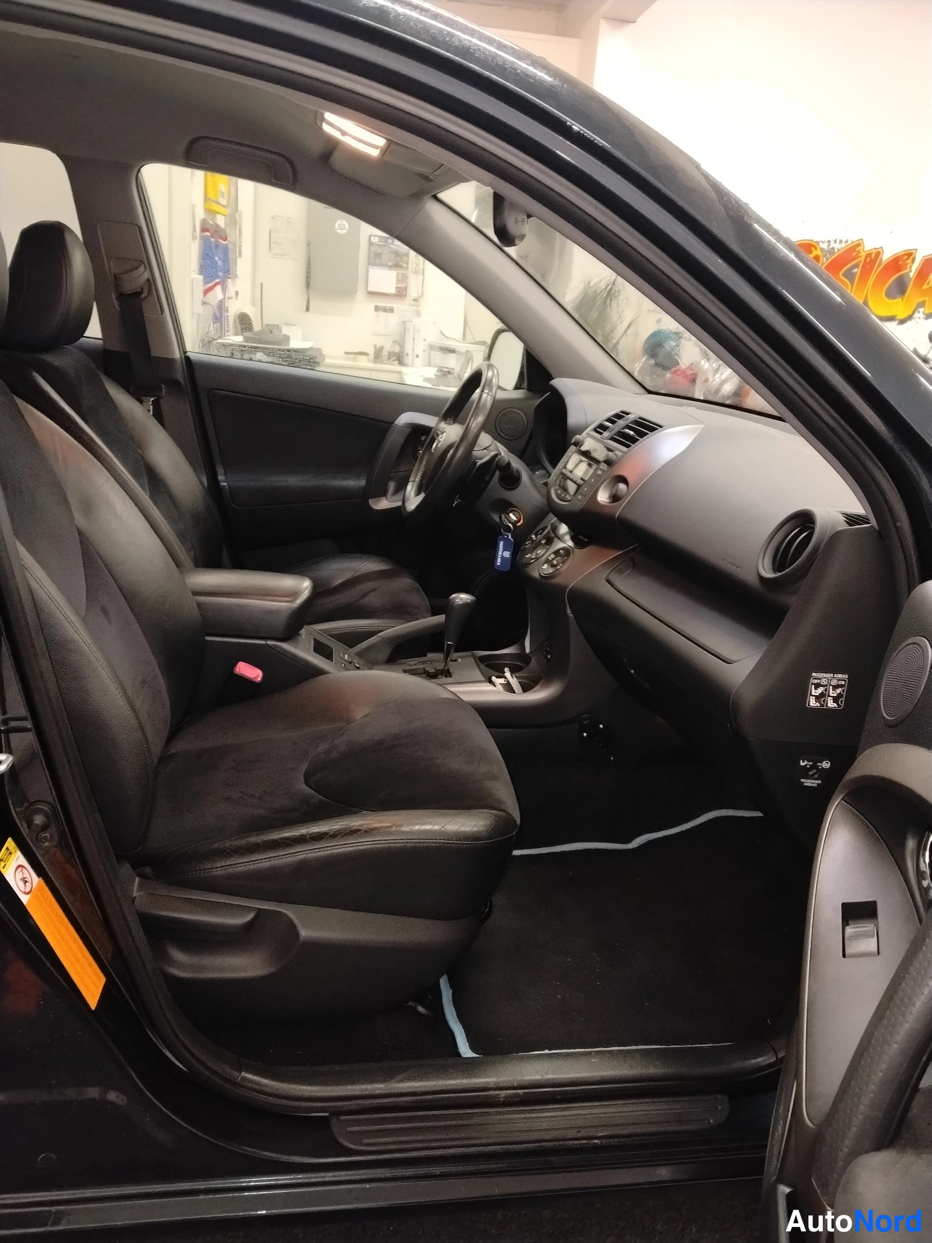 Hopea Toyota RAV4 2012, ohjaamo, kuva 12