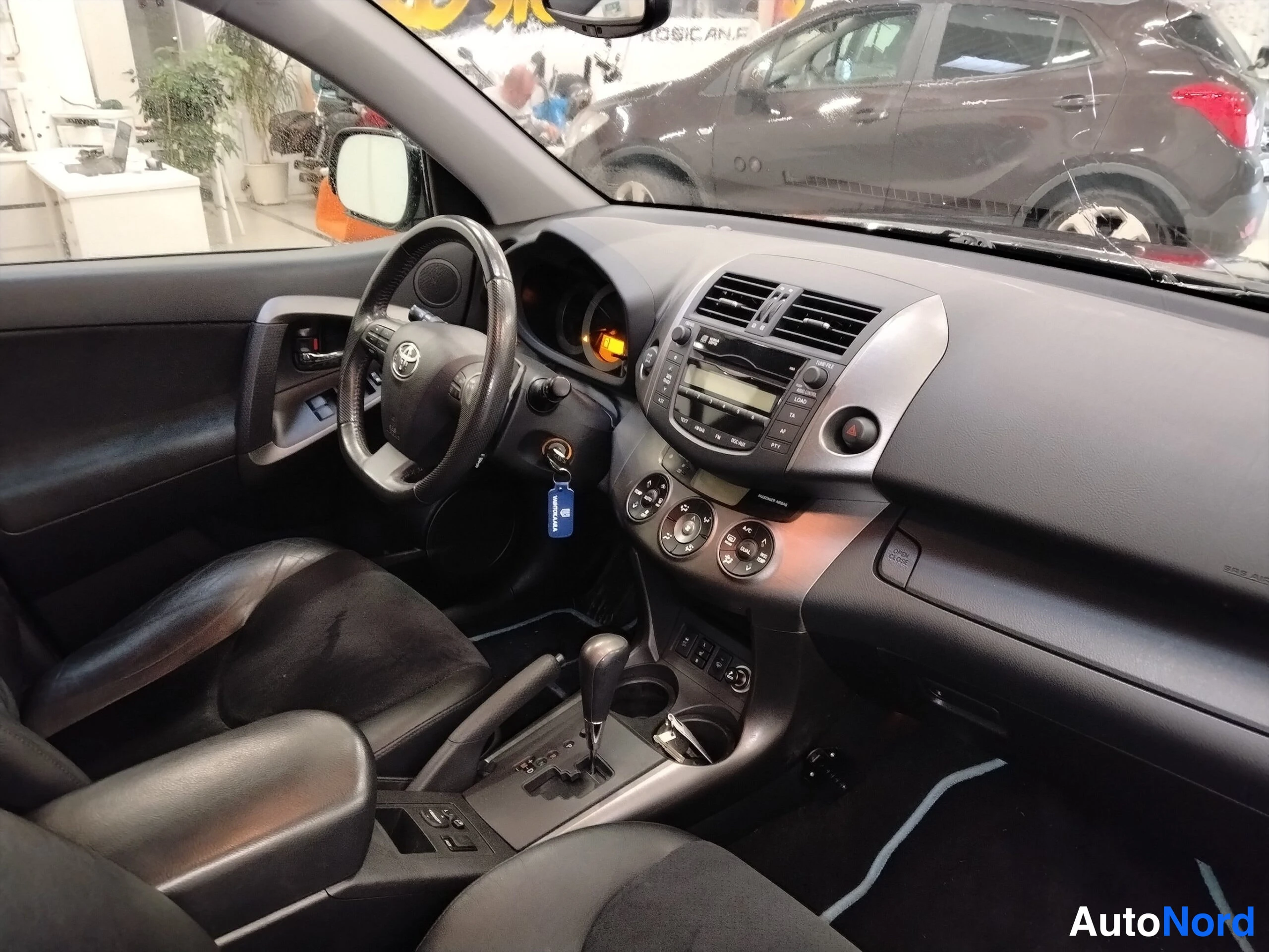 Hopea Toyota RAV4 2012, ohjaamo, kuva 11