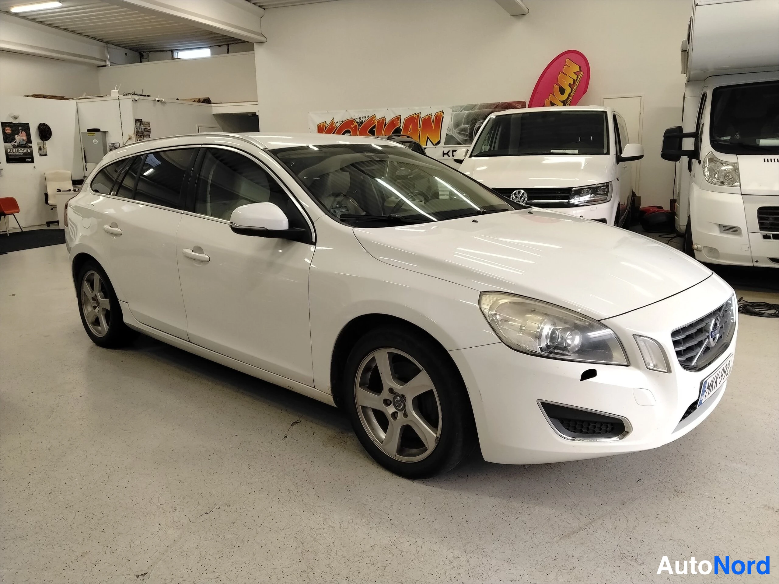Valkoinen Volvo V60 2011, etuviisto, keula oikealle, kuva 3