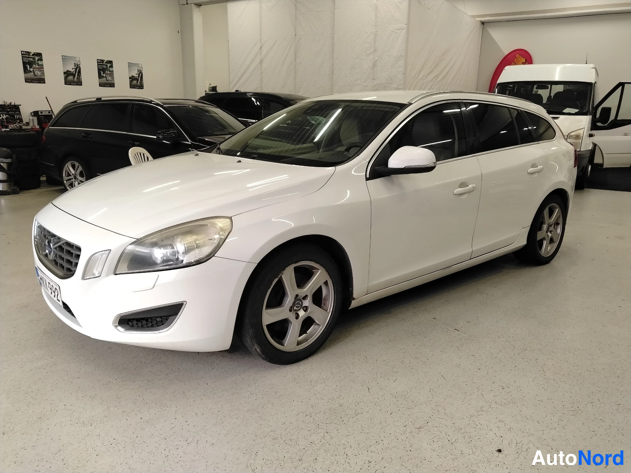 Valkoinen Volvo V60 2011, etuviisto, keula vasemmalle, kuva 2