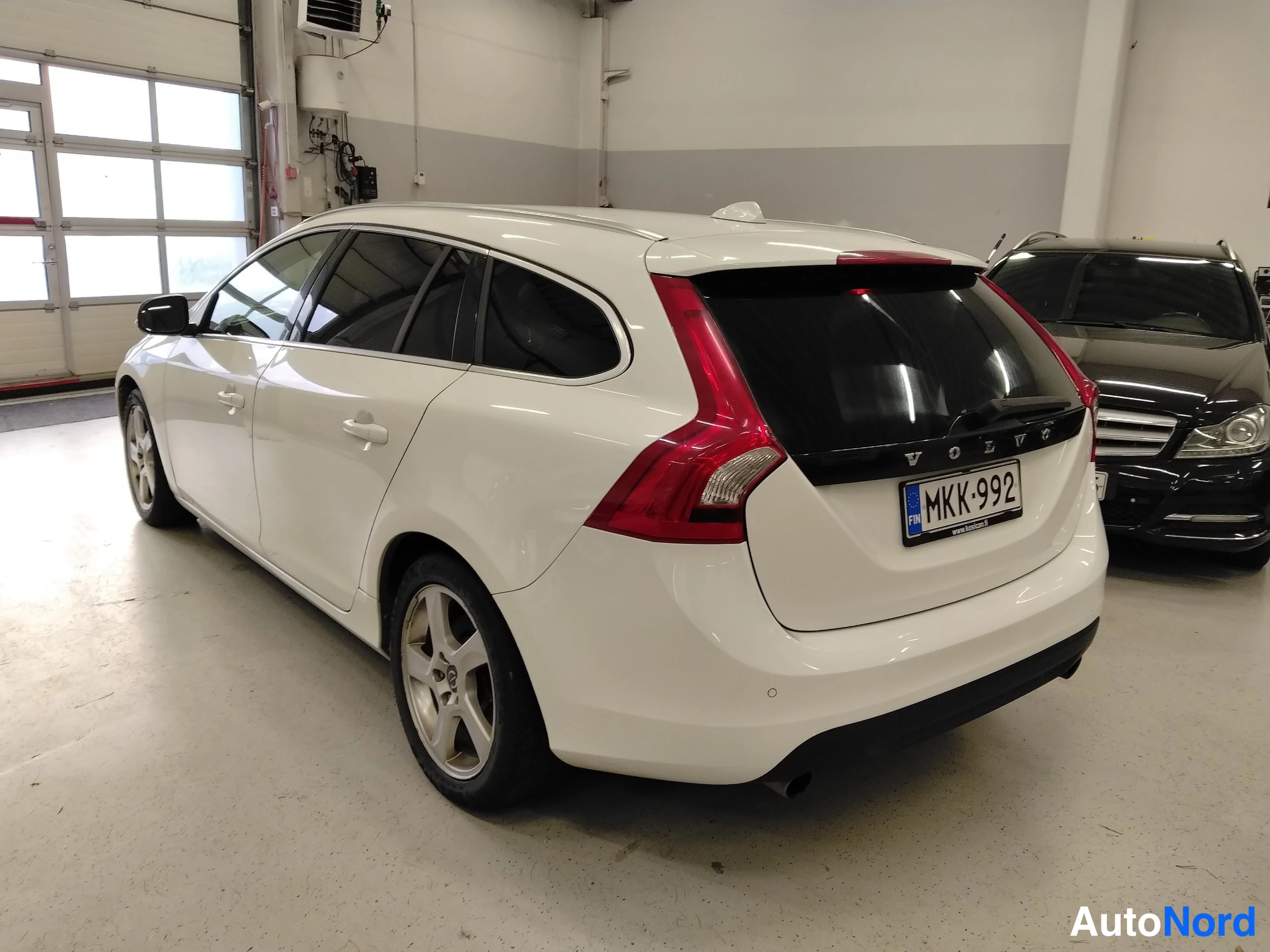 Valkoinen Volvo V60 2011, takaviisto, kuva 8
