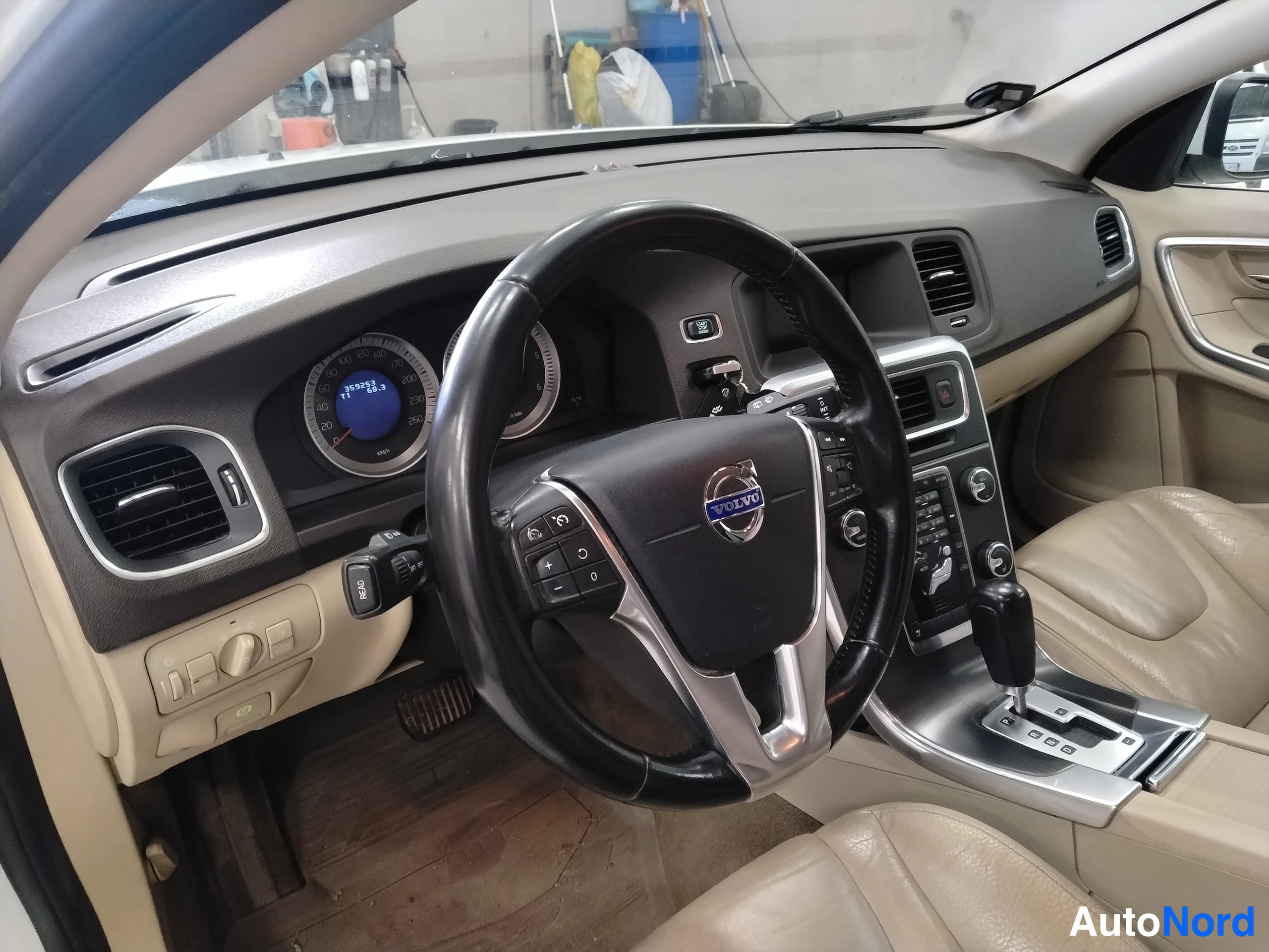 Valkoinen Volvo V60 2011, ohjaamo, kuva 10