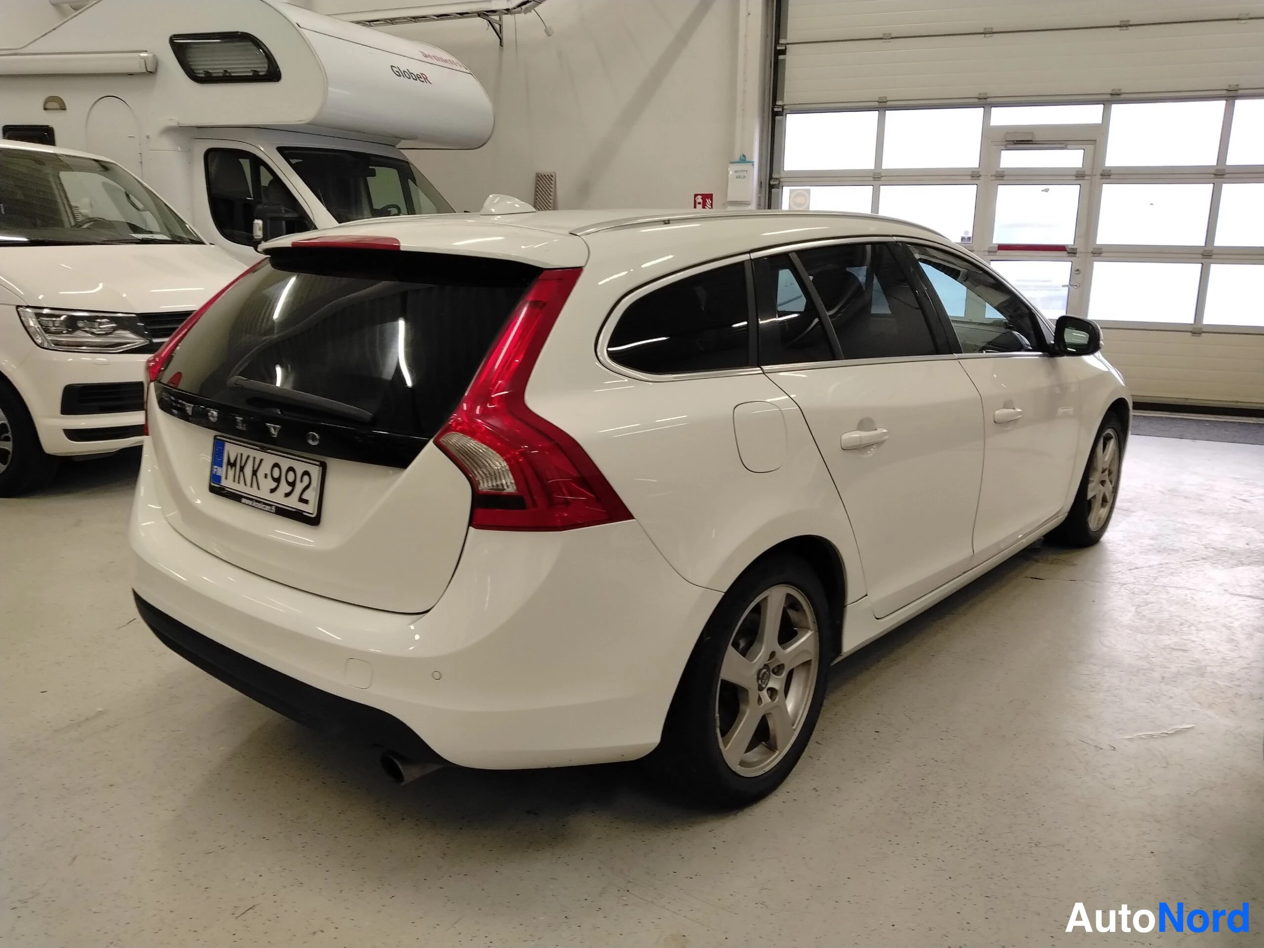 Valkoinen Volvo V60 2011, takaviisto, kuva 5