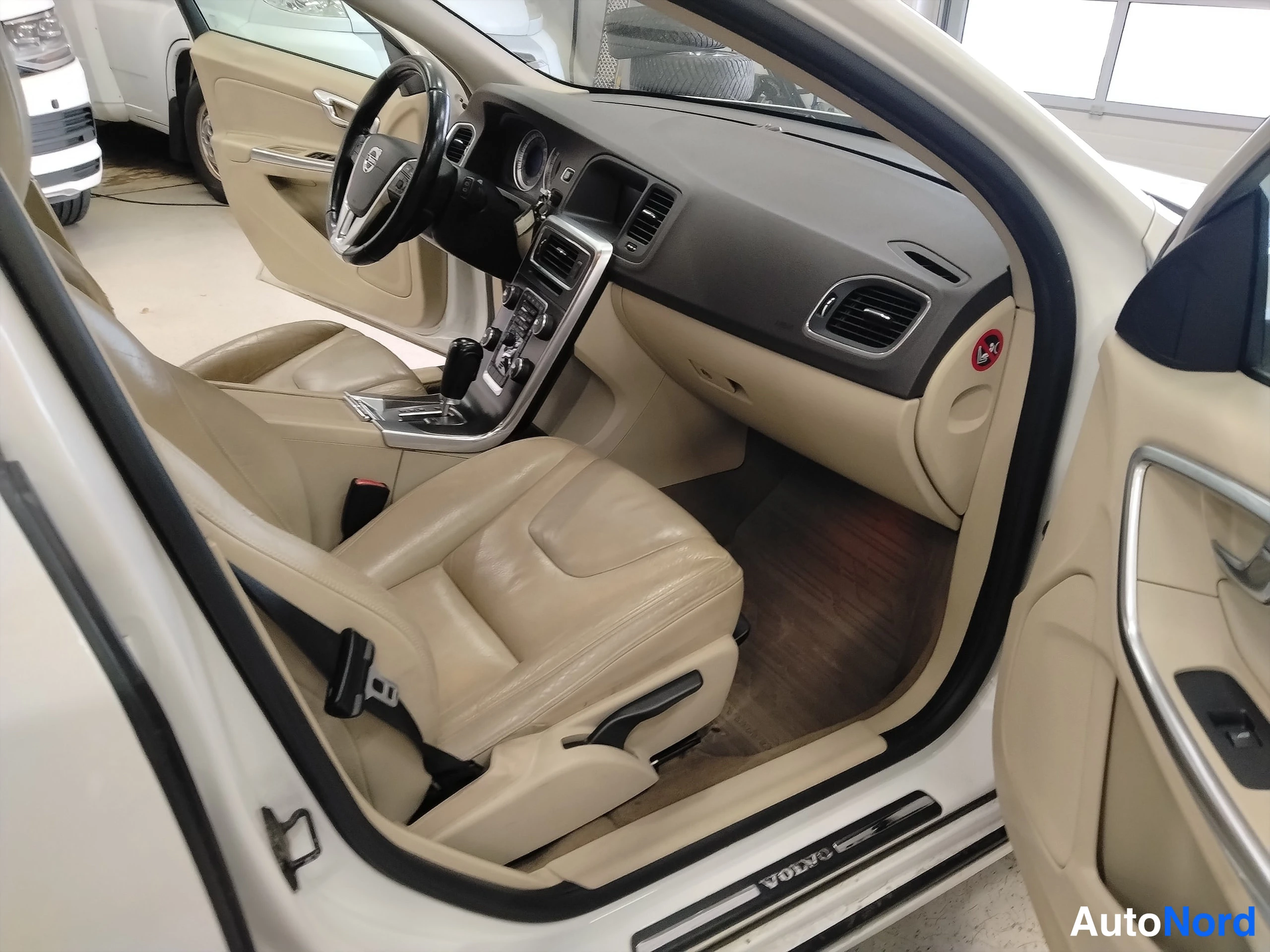 Valkoinen Volvo V60 2011, ohjaamo, kuva 11