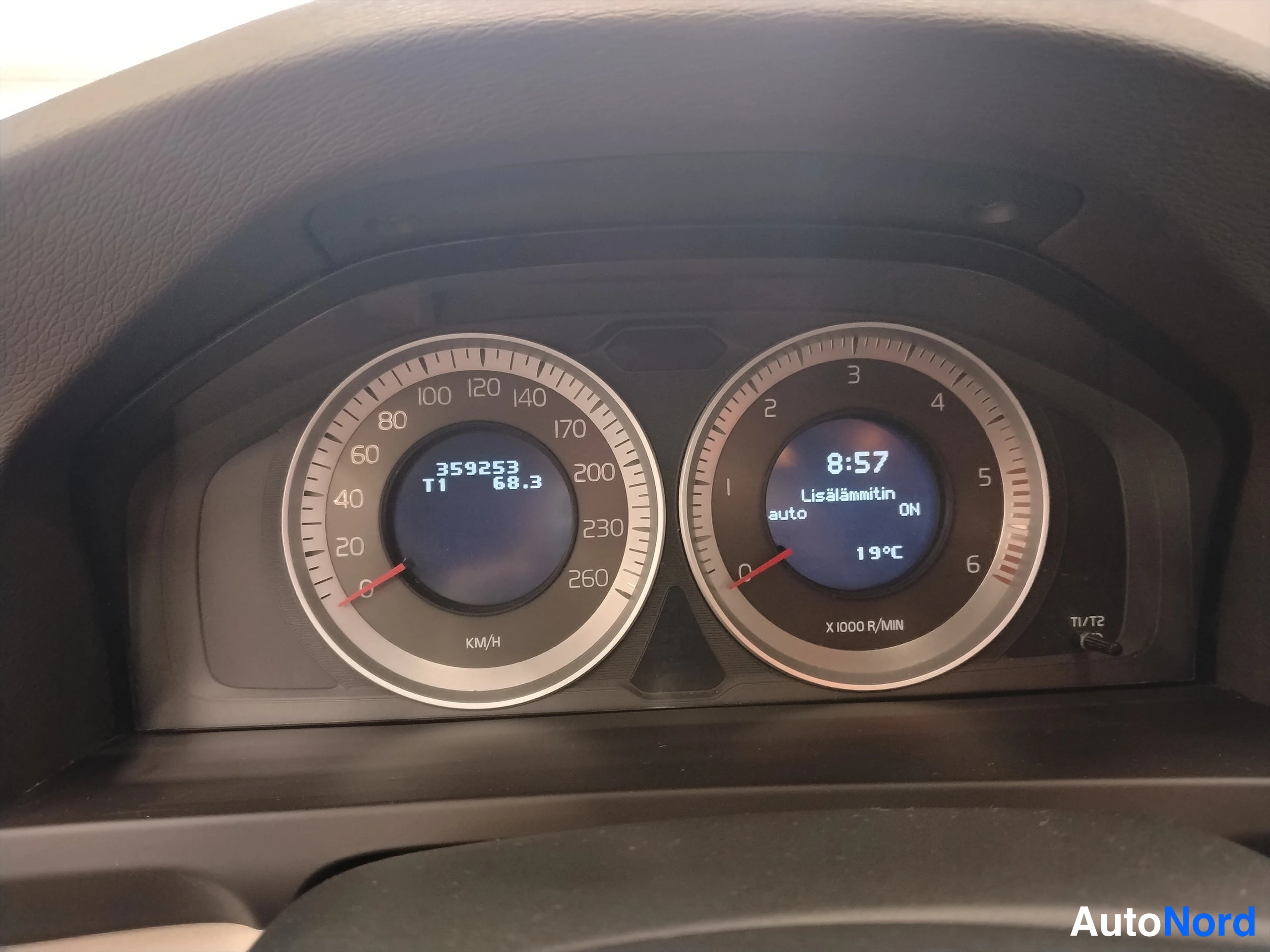 Valkoinen Volvo V60 2011, yksityiskohta, kuva 24