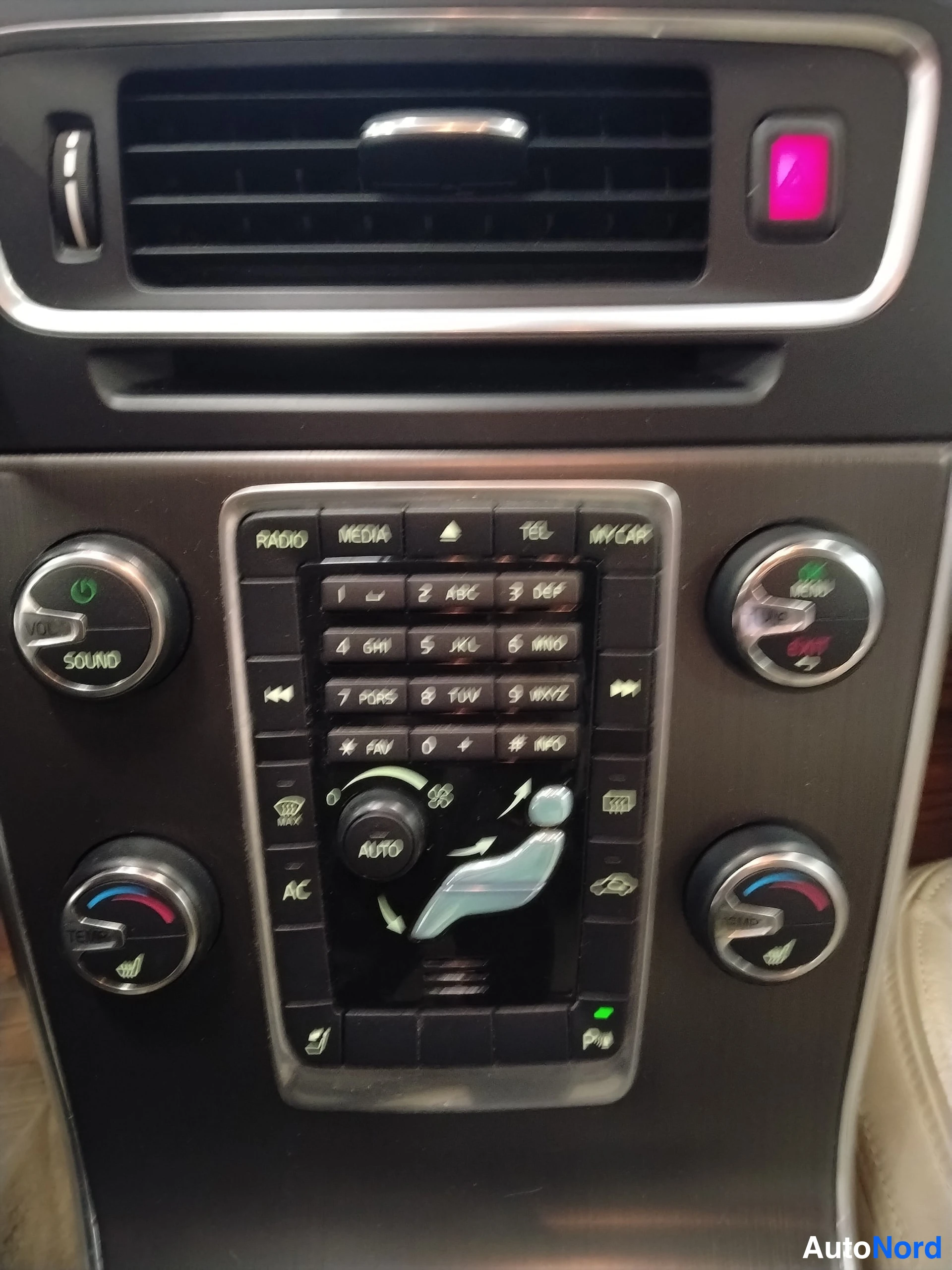 Valkoinen Volvo V60 2011, yksityiskohta, kuva 25