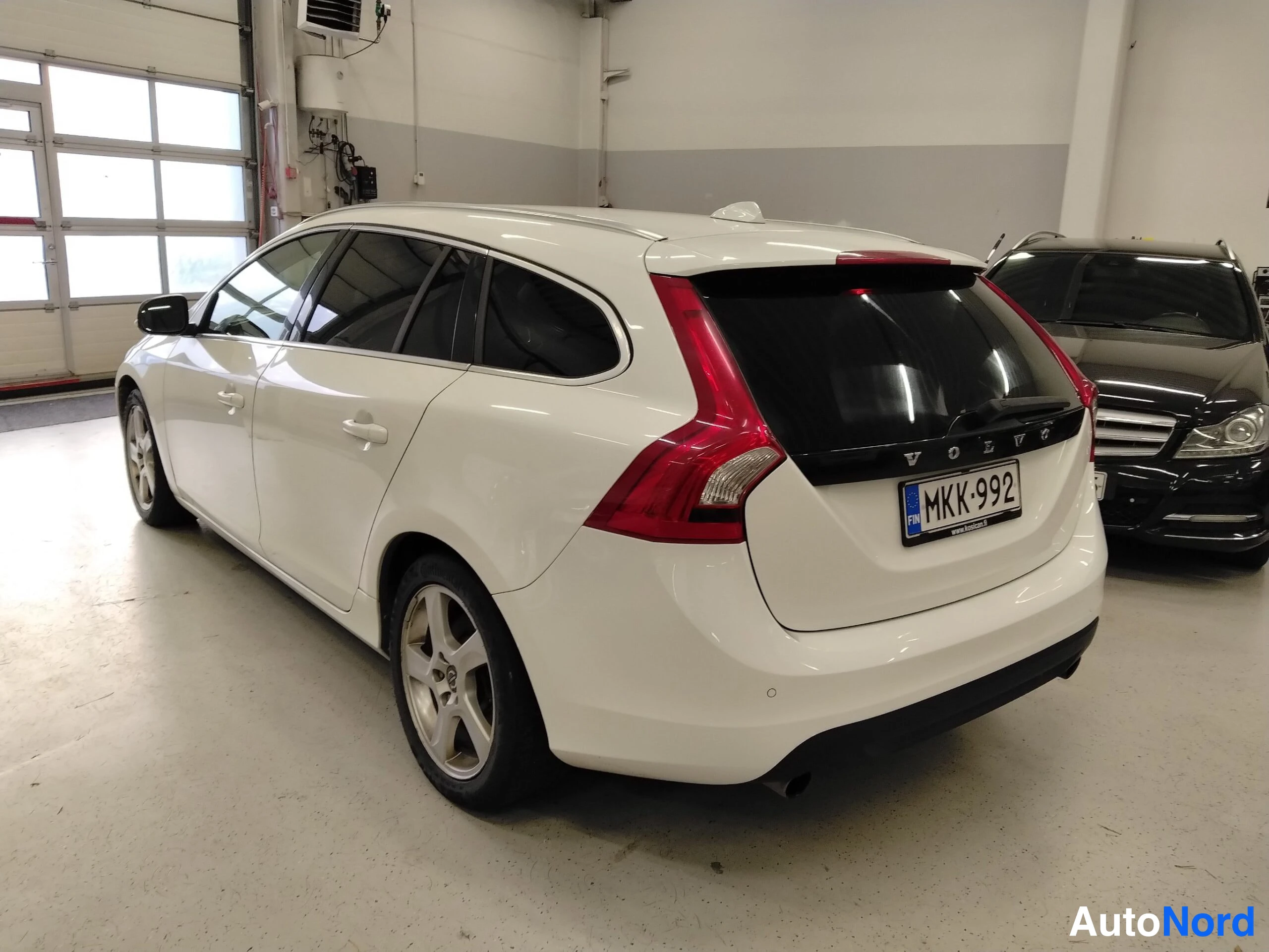 Valkoinen Volvo V60 2011, takaviisto, kuva 6