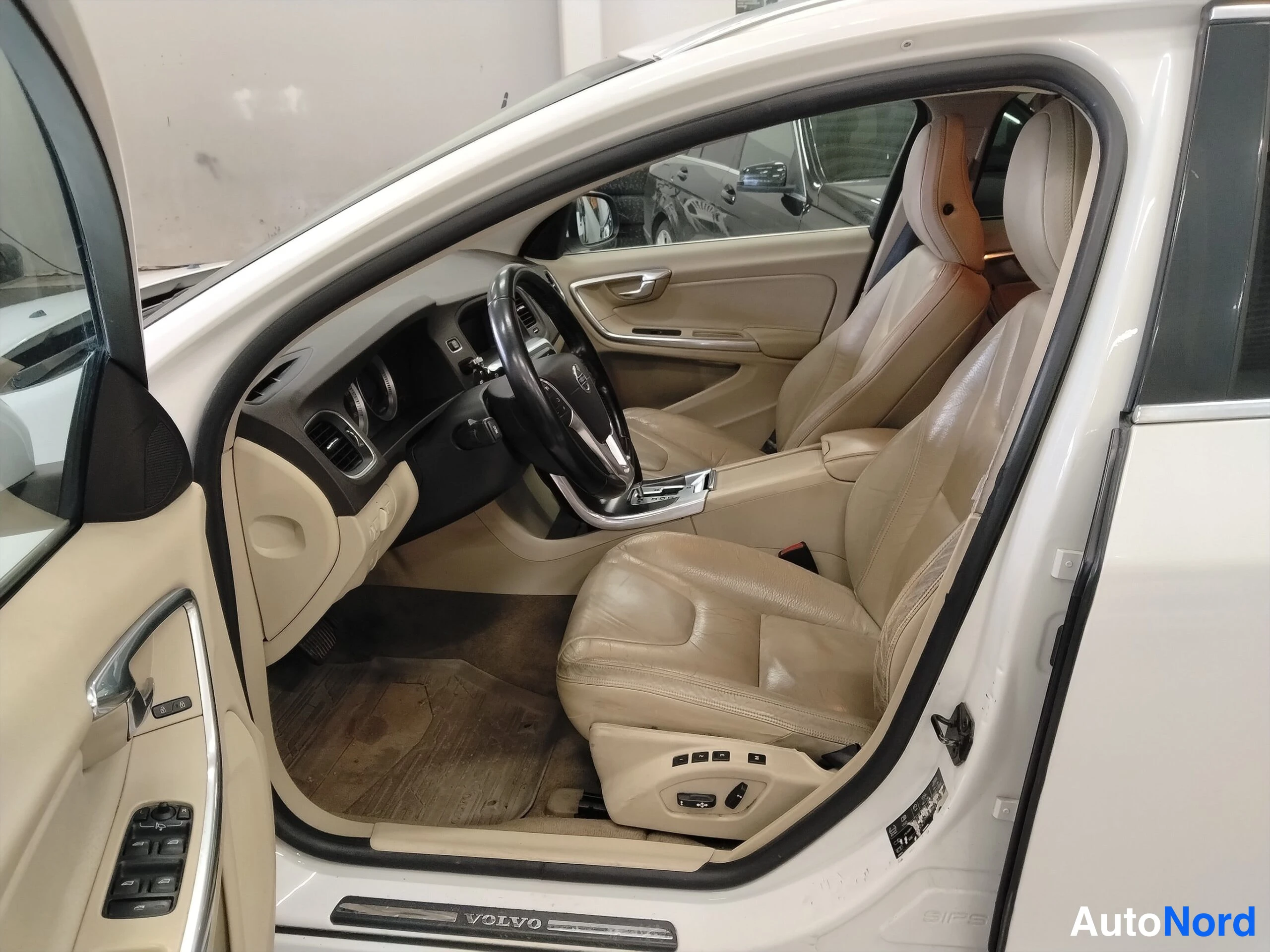 Valkoinen Volvo V60 2011, etuistuimet, kuva 14
