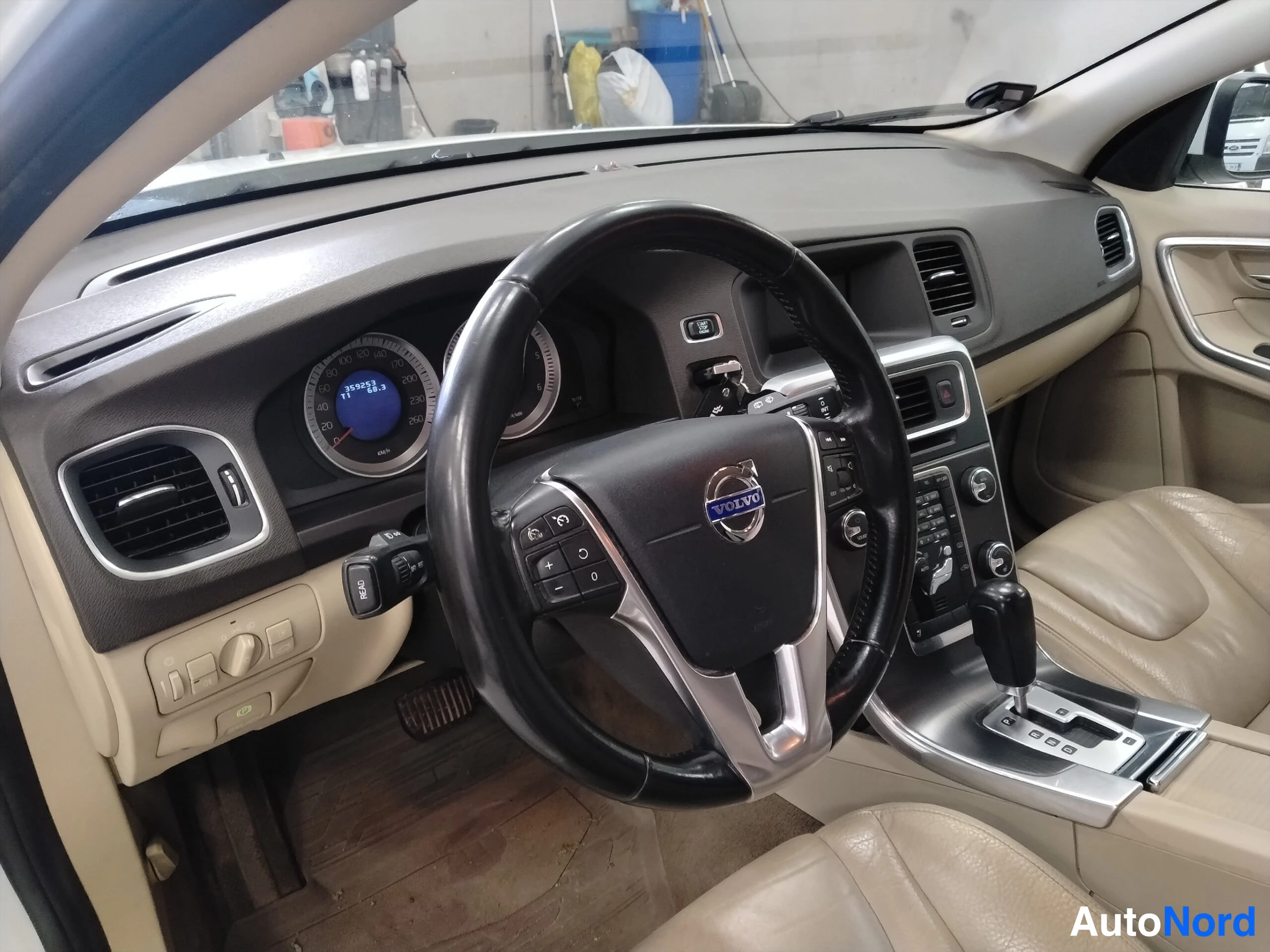 Valkoinen Volvo V60 2011, ohjaamo, kuva 12