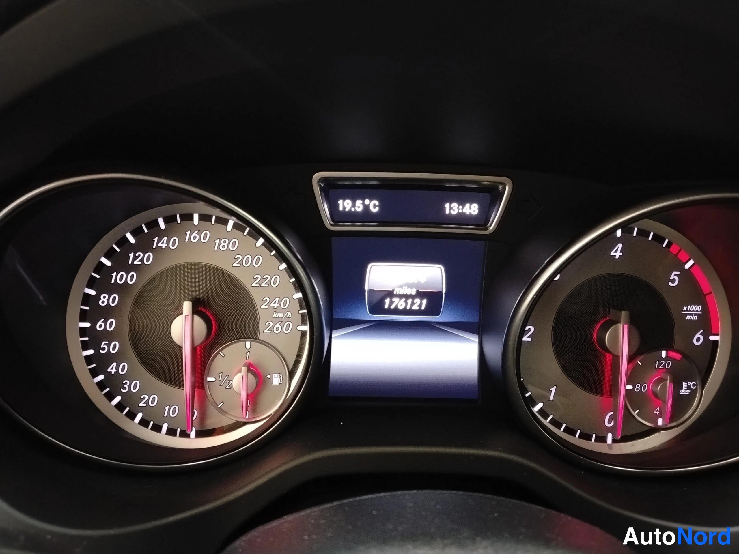 Musta Mercedes-Benz CLA 2014, yksityiskohta, kuva 27