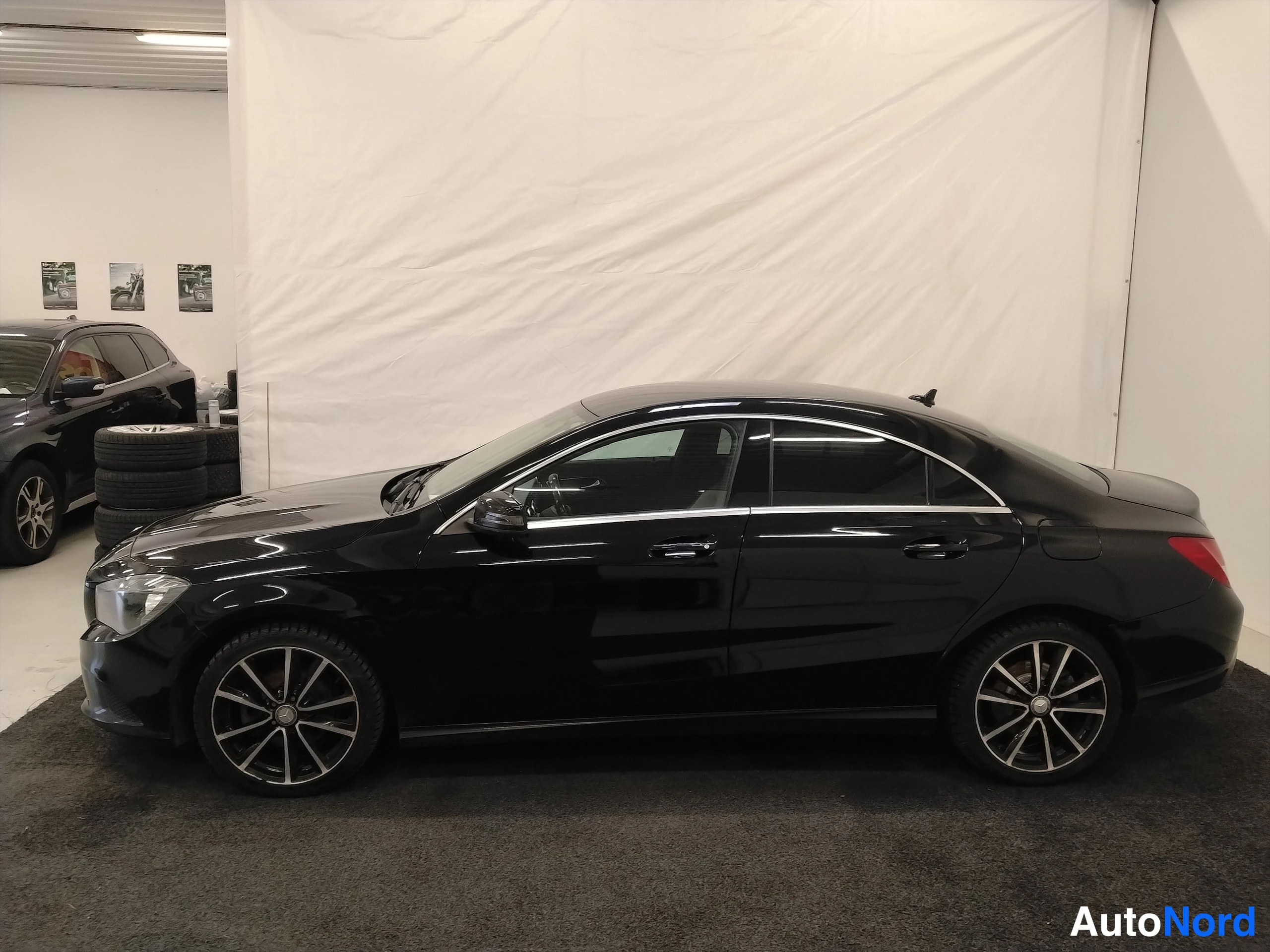 Musta Mercedes-Benz CLA 2014, etuviisto, keula vasemmalle, kuva 4