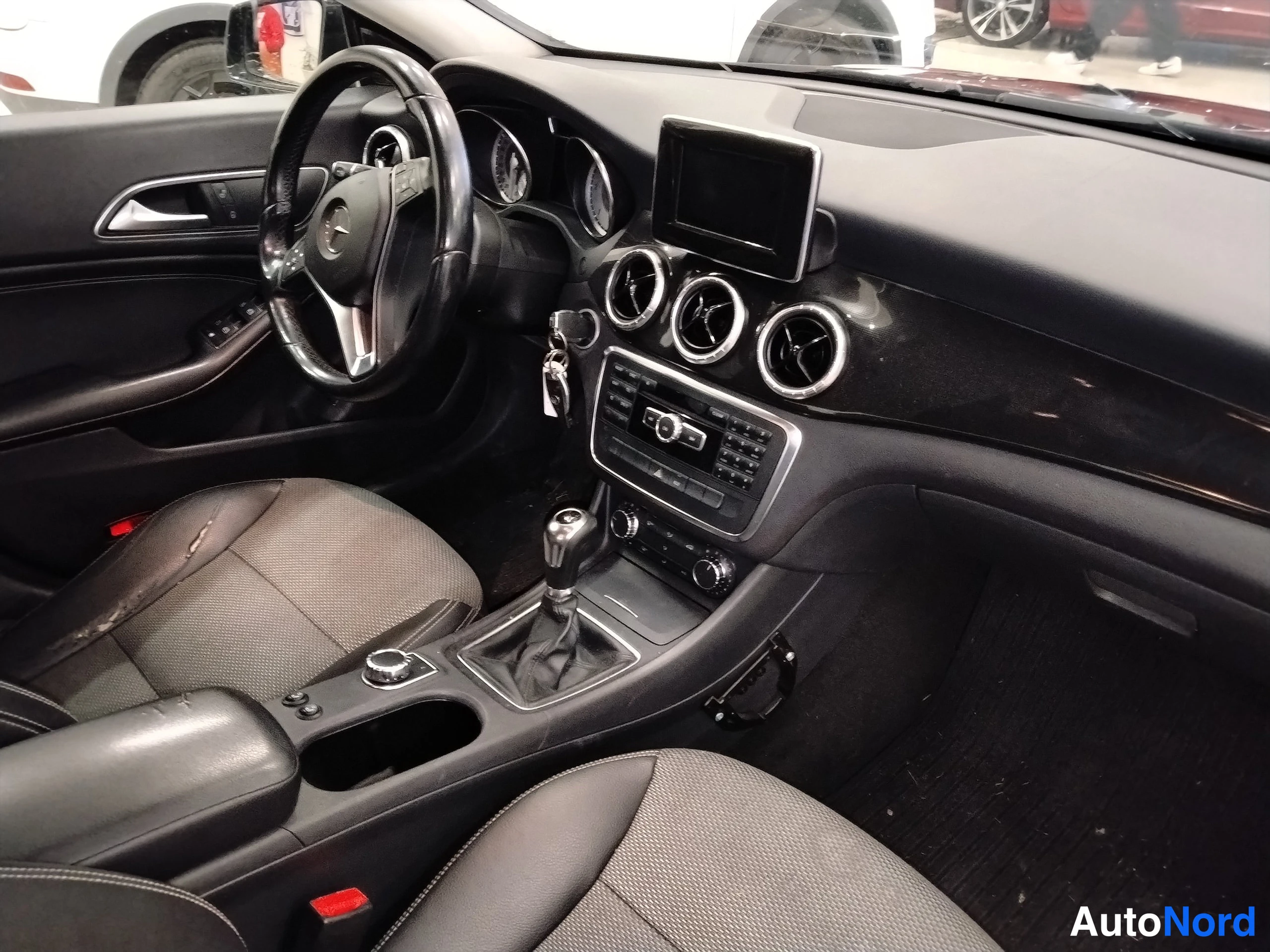 Musta Mercedes-Benz CLA 2014, ohjaamo, kuva 16