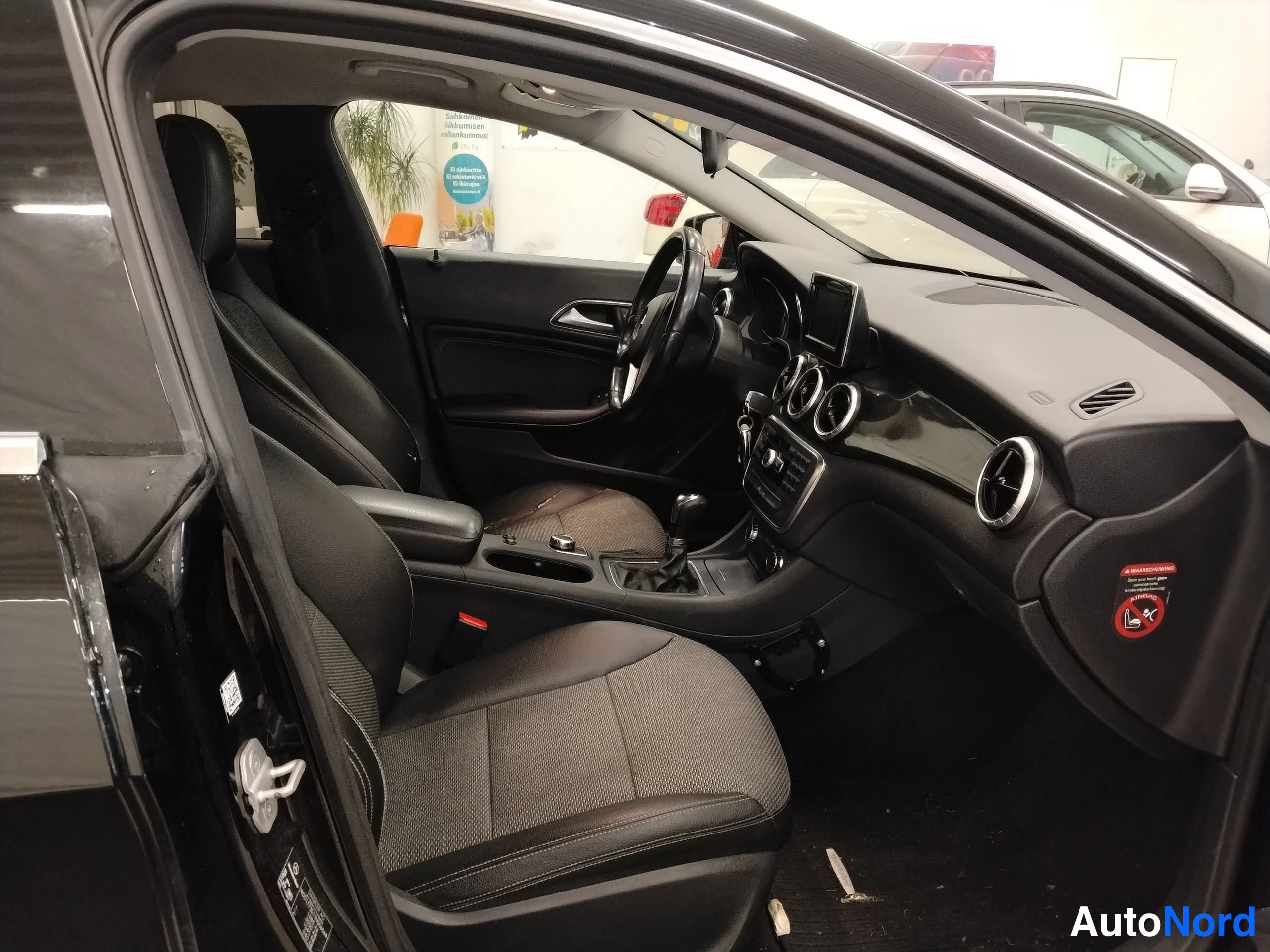 Musta Mercedes-Benz CLA 2014, ohjaamo, kuva 17