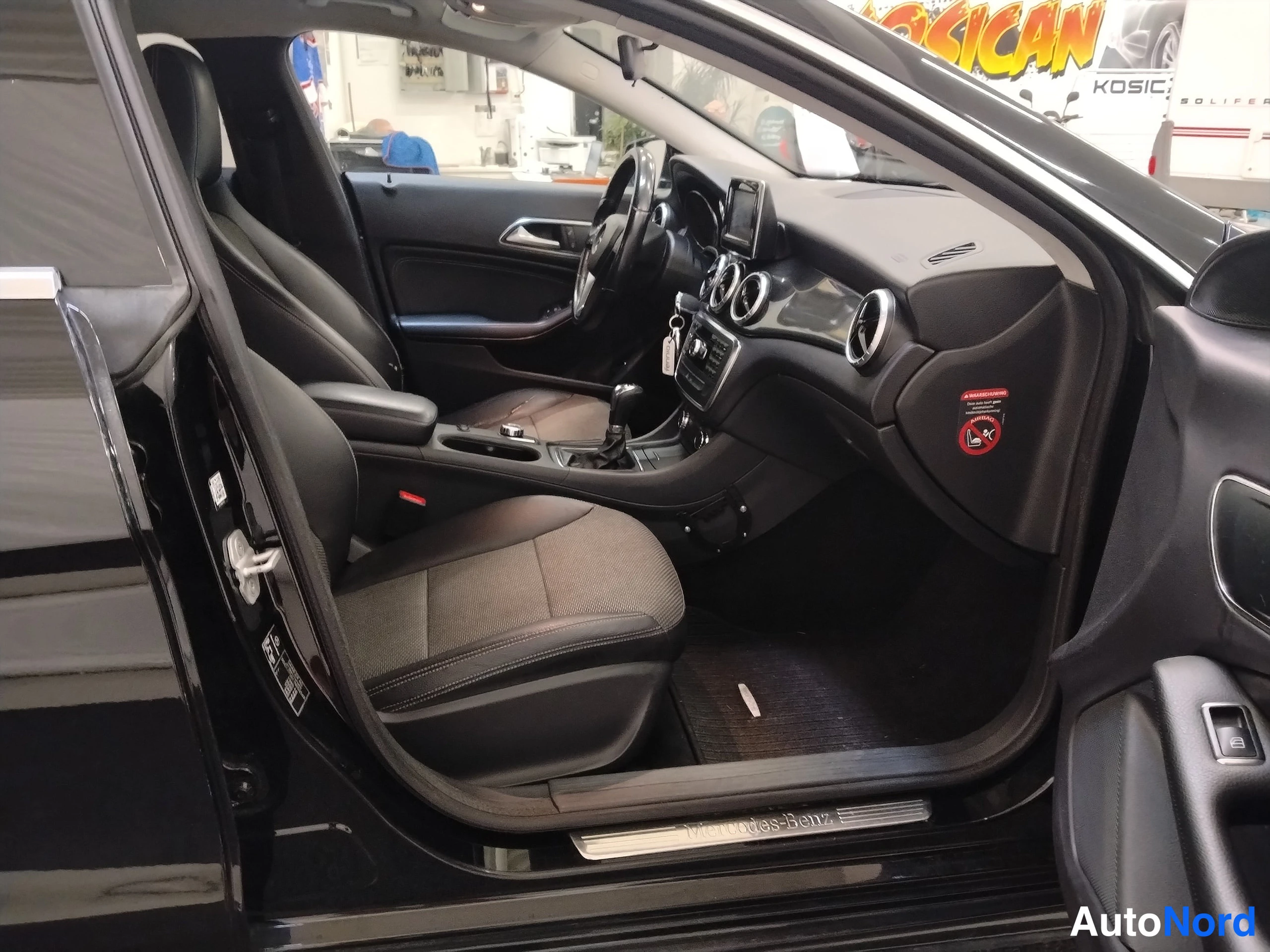 Musta Mercedes-Benz CLA 2014, ohjaamo, kuva 18
