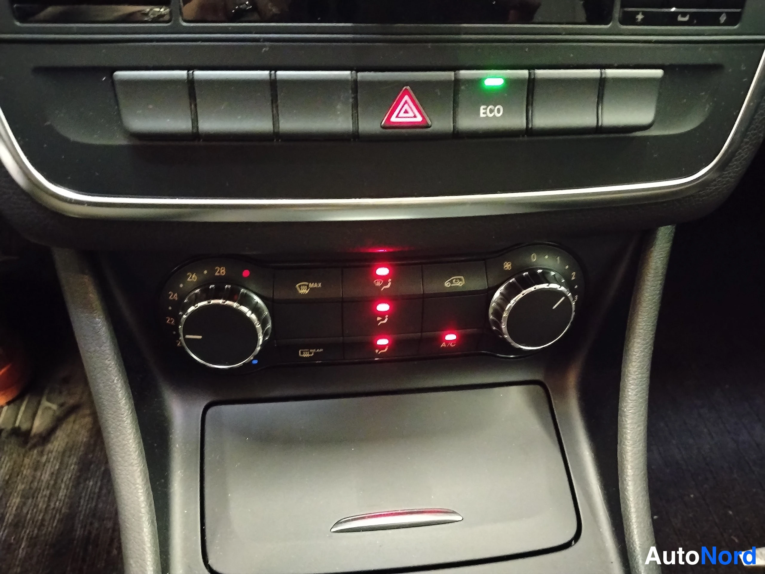 Musta Mercedes-Benz CLA 2014, yksityiskohta, kuva 28