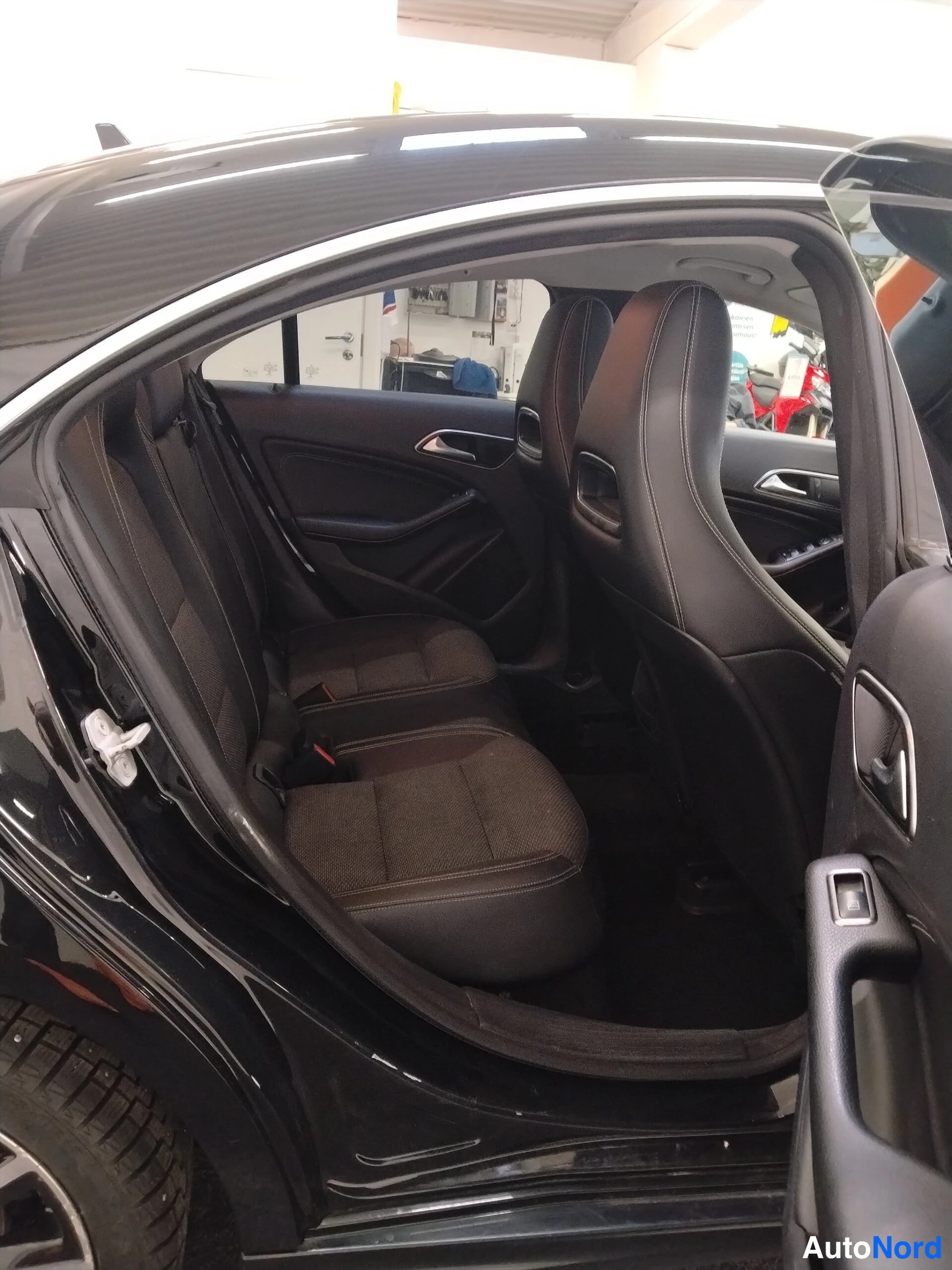 Musta Mercedes-Benz CLA 2014, takaistuimet, kuva 20