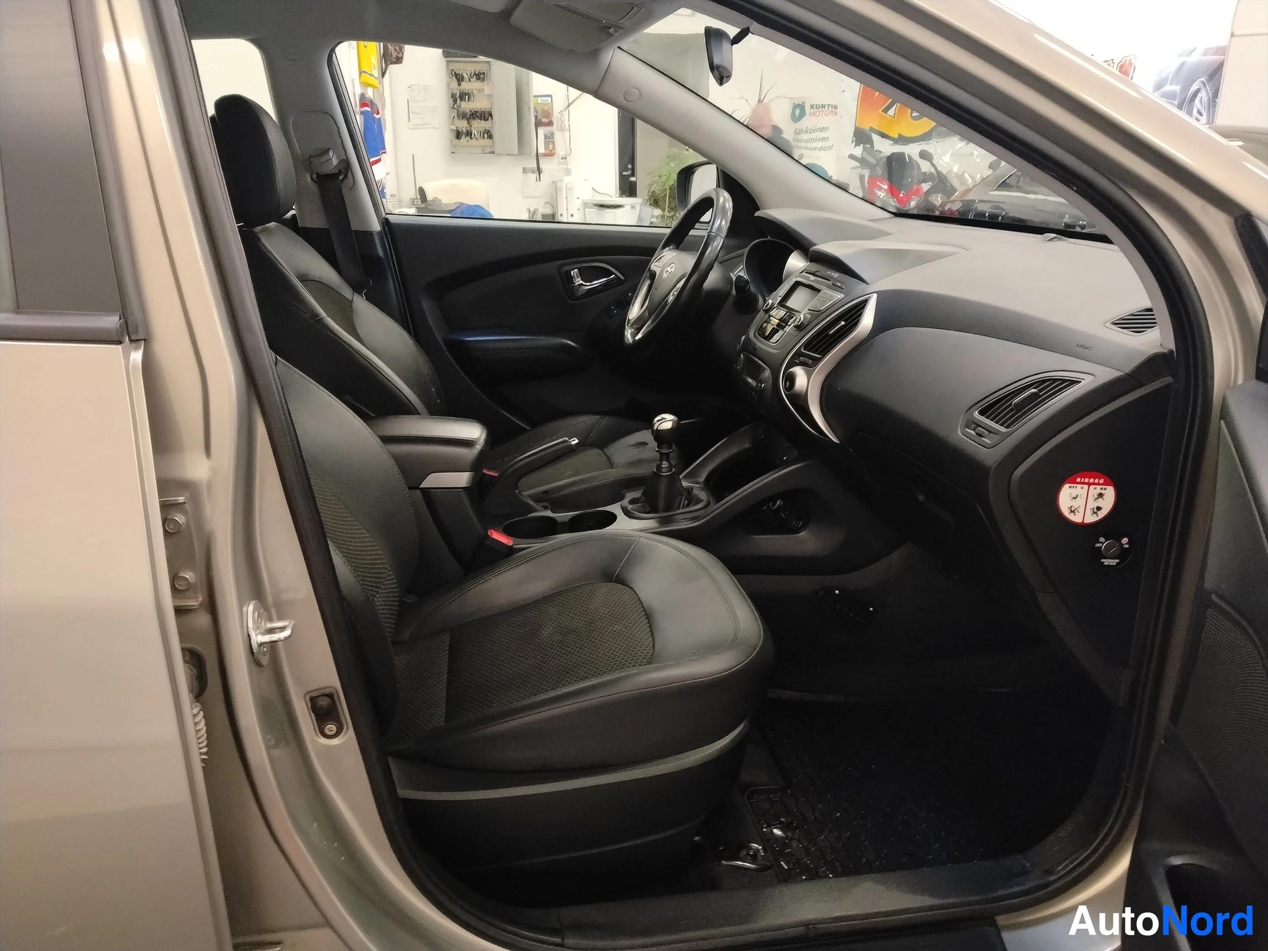Hopea Hyundai ix35 2010, ohjaamo, kuva 17