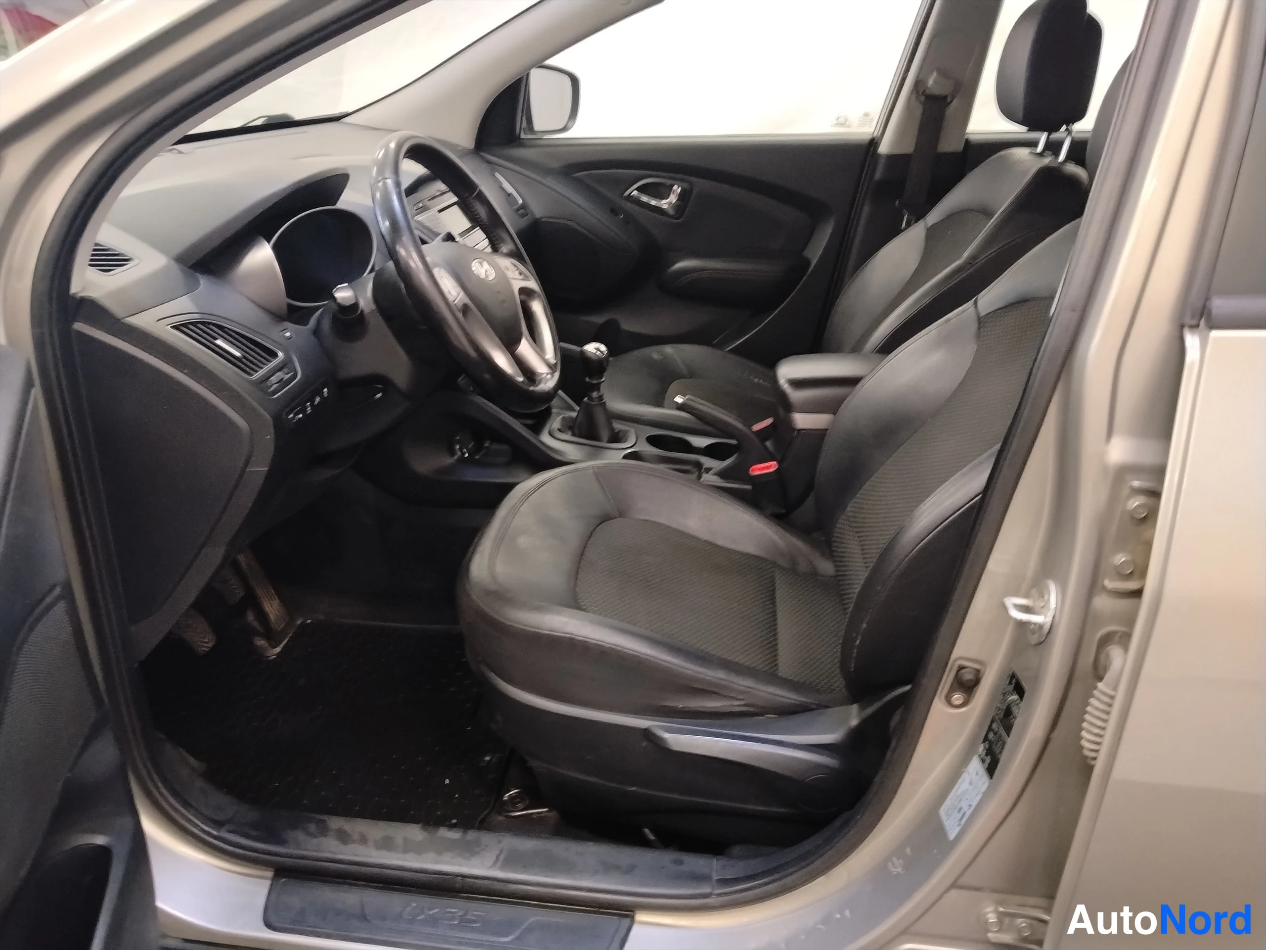 Hopea Hyundai ix35 2010, ohjaamo, kuva 18