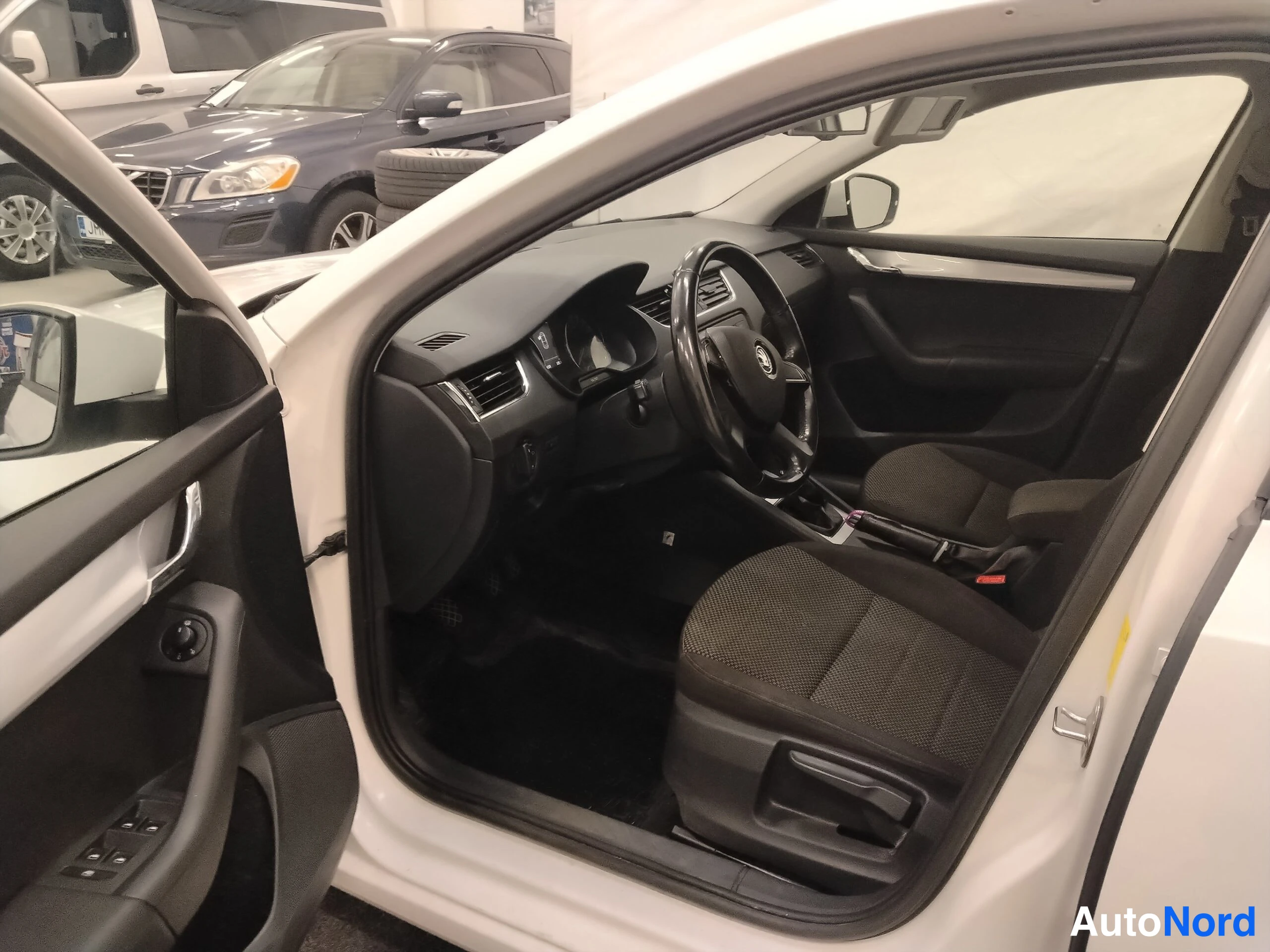 Valkoinen Skoda Octavia 2014, etuistuimet, kuva 18