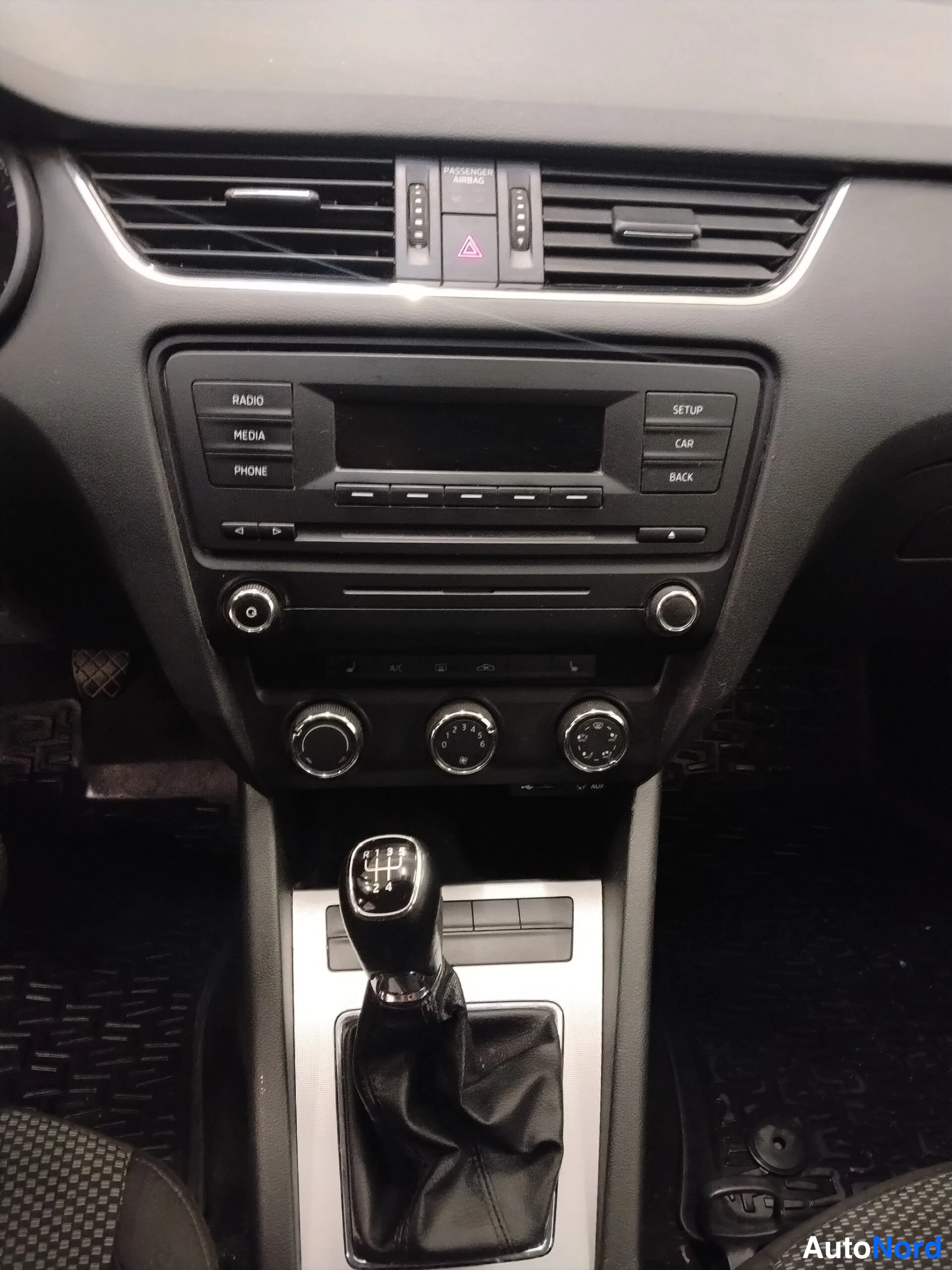 Valkoinen Skoda Octavia 2014, yksityiskohta, kuva 22