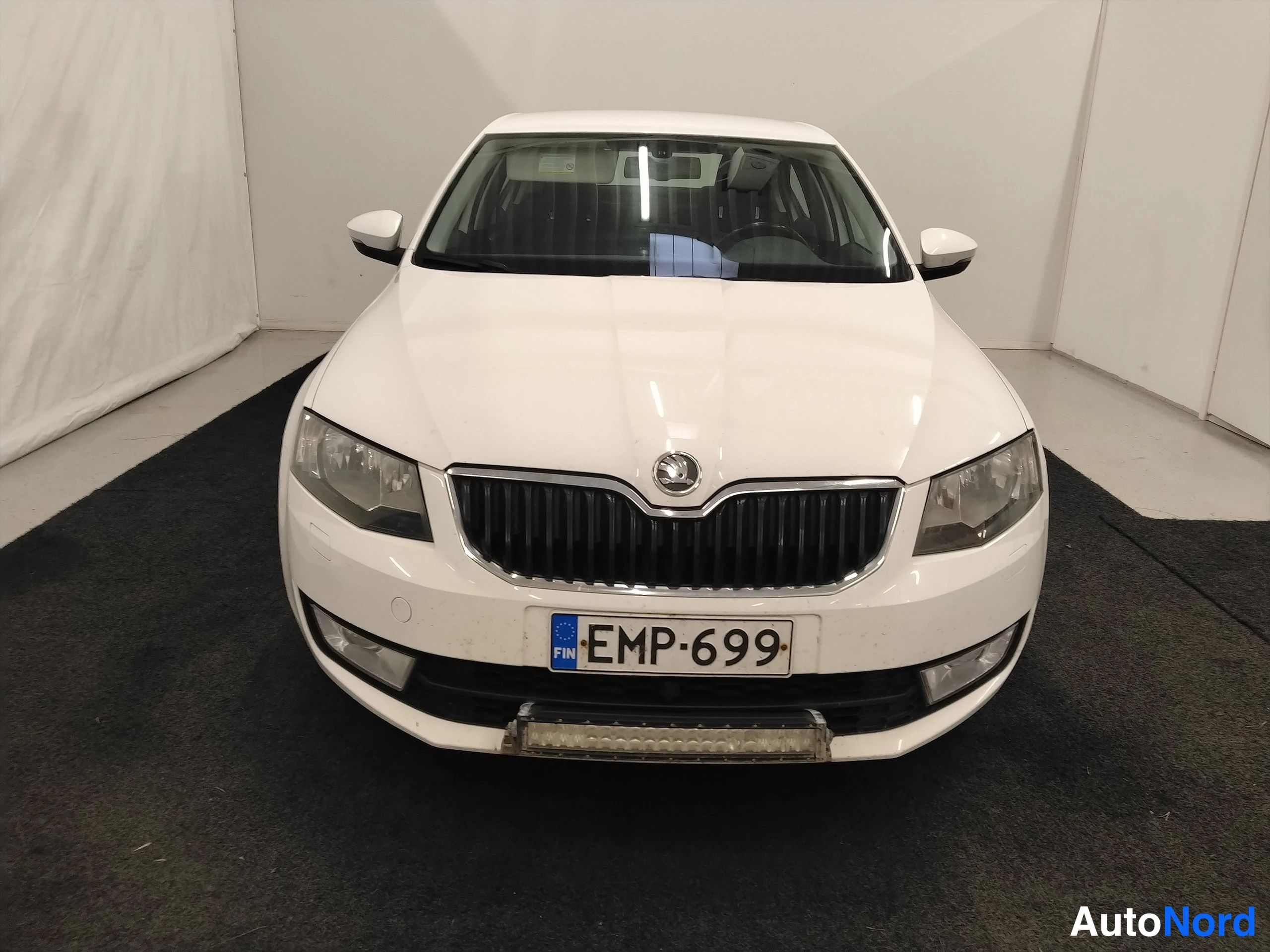Valkoinen Skoda Octavia 2014, edestä, kuva 7