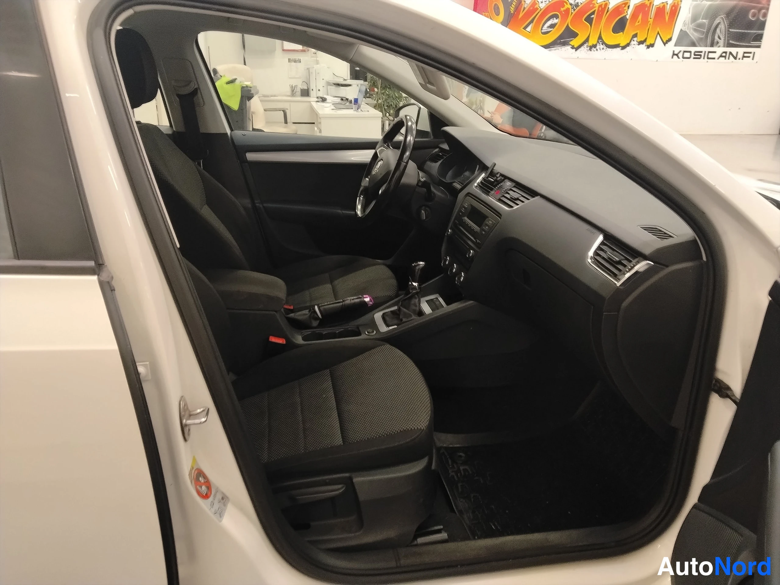 Valkoinen Skoda Octavia 2014, ohjaamo, kuva 16