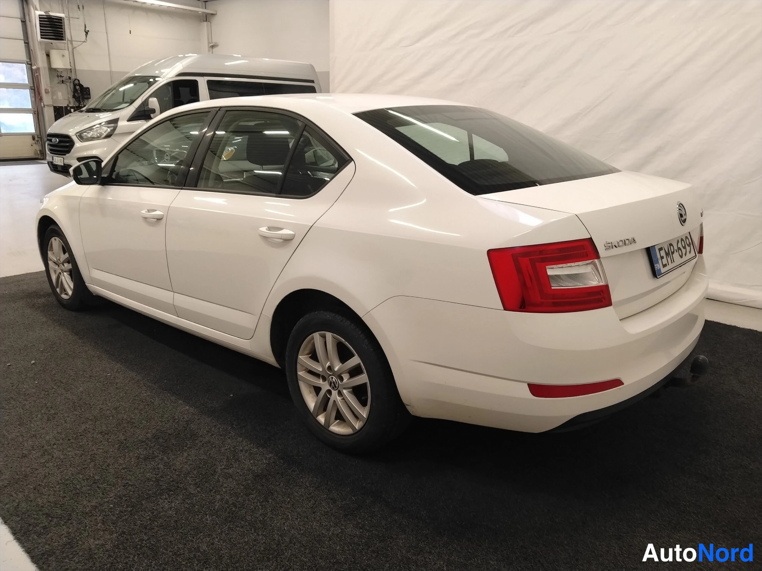 Valkoinen Skoda Octavia 2014, takaviisto, kuva 9