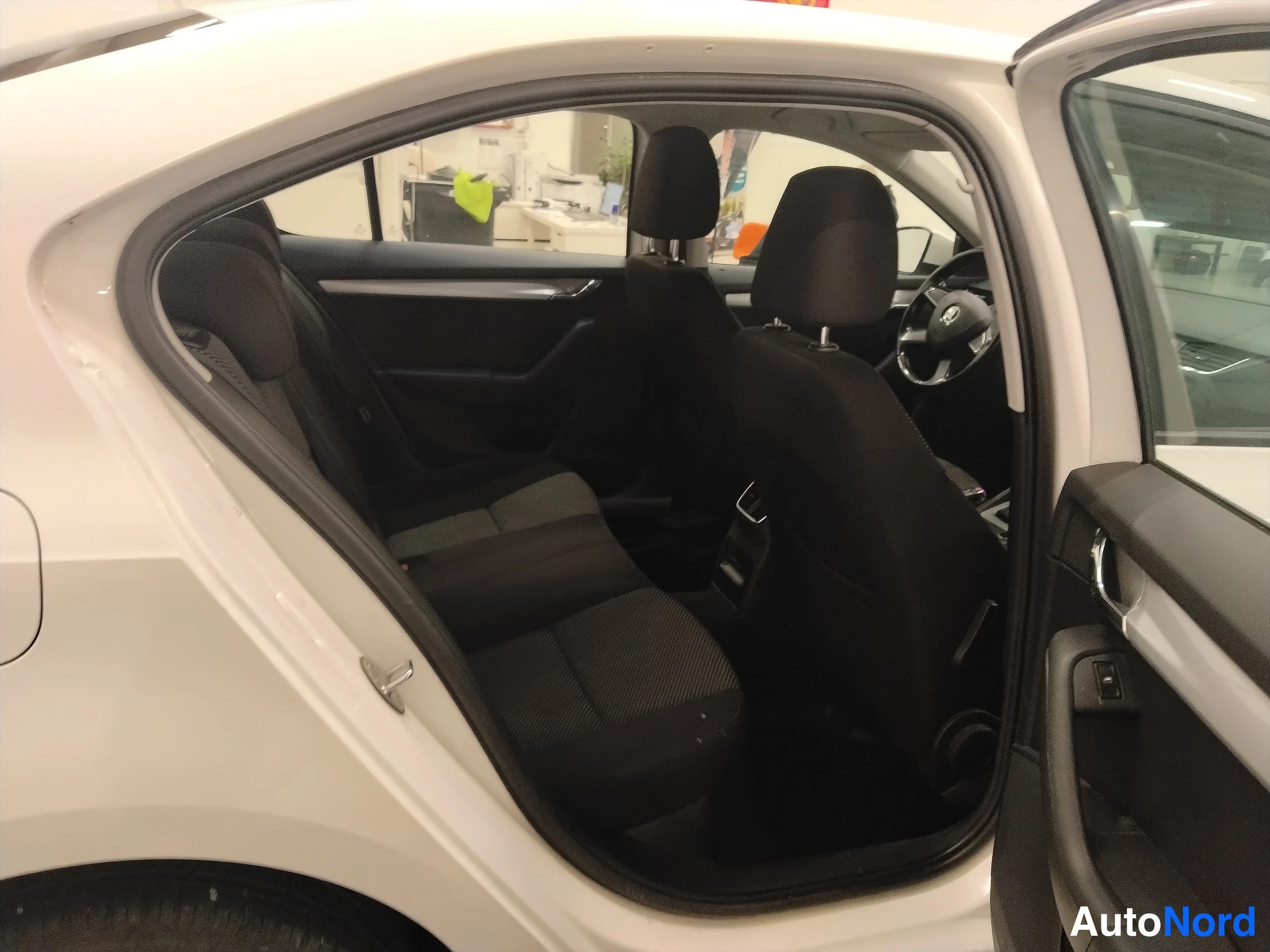 Valkoinen Skoda Octavia 2014, takaistuimet, kuva 19