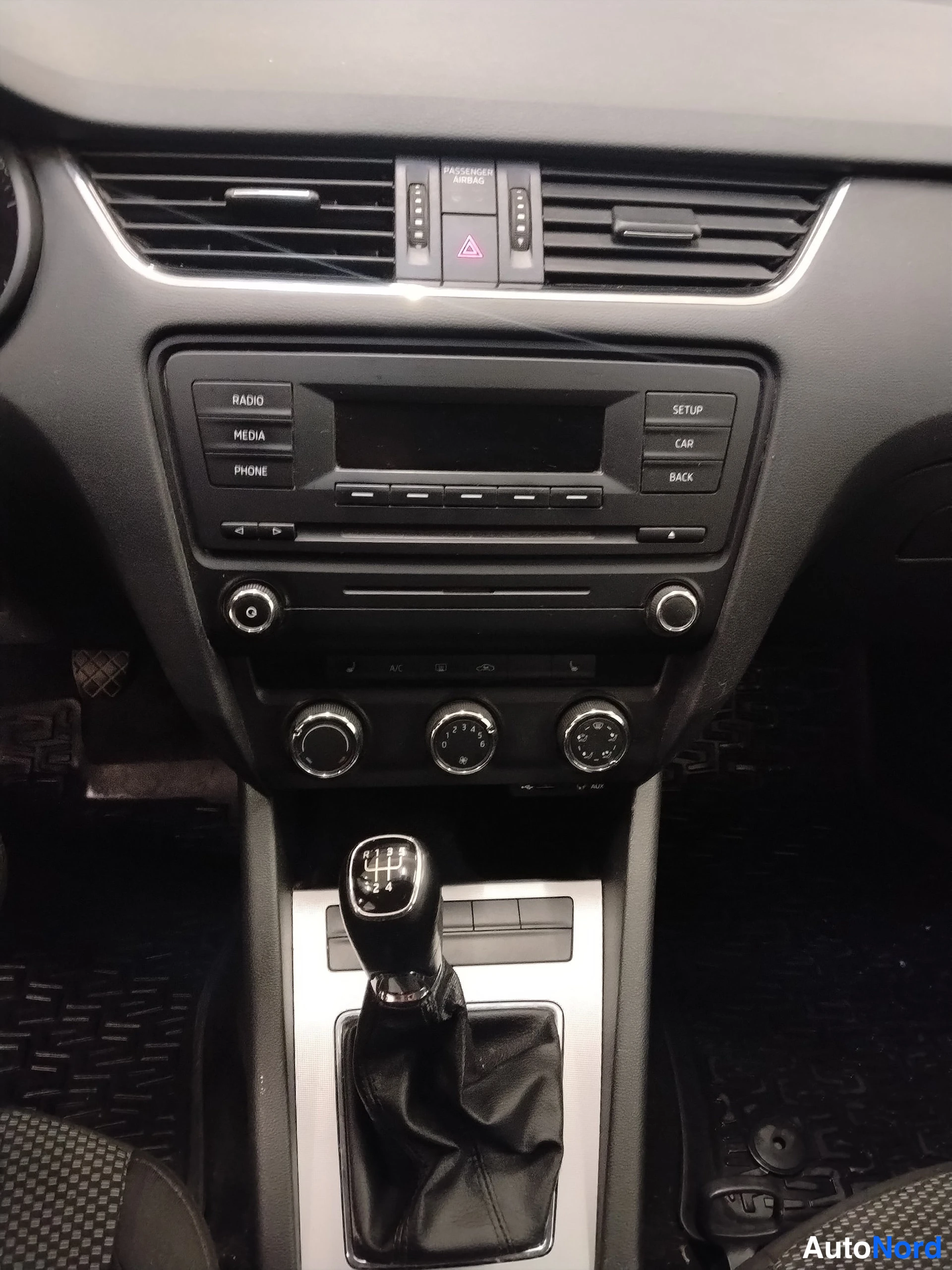 Valkoinen Skoda Octavia 2014, yksityiskohta, kuva 23