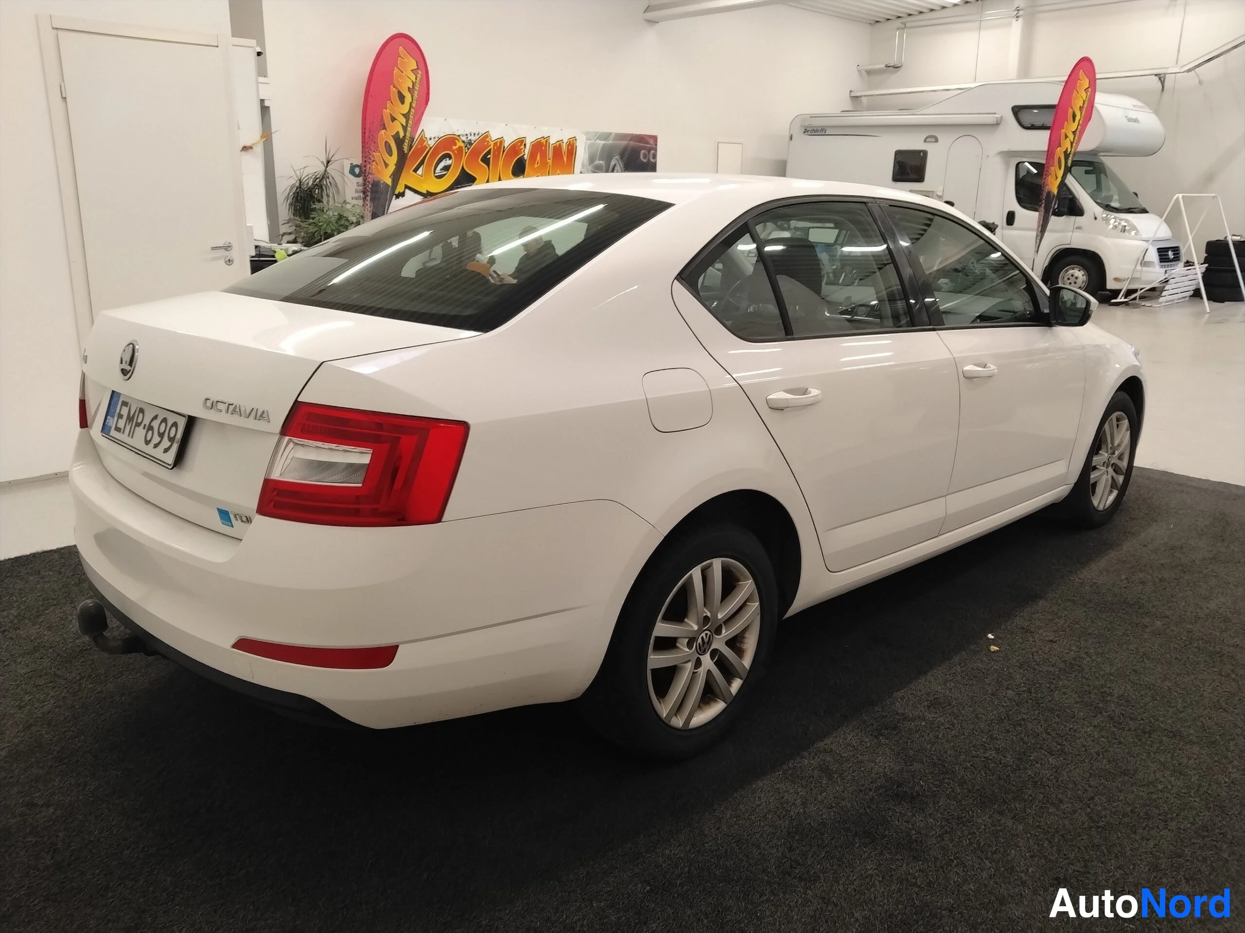 Valkoinen Skoda Octavia 2014, takaviisto, kuva 10