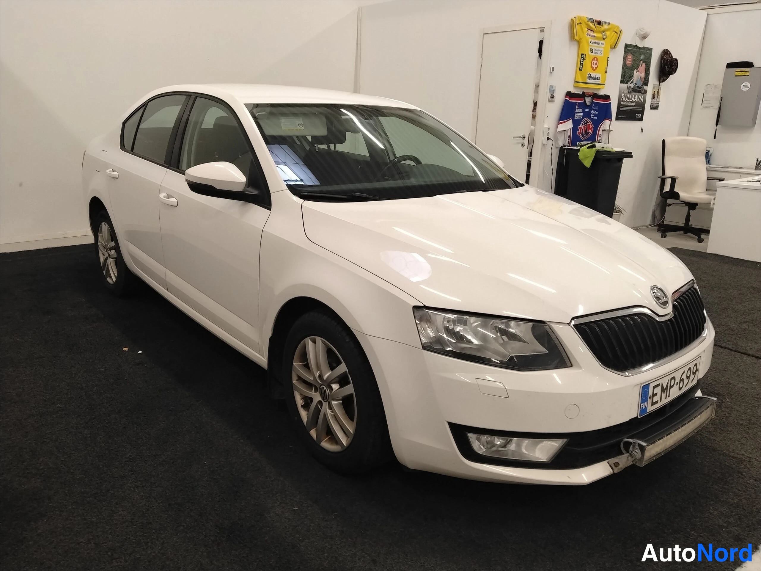 Valkoinen Skoda Octavia 2014, etuviisto, keula oikealle, kuva 4