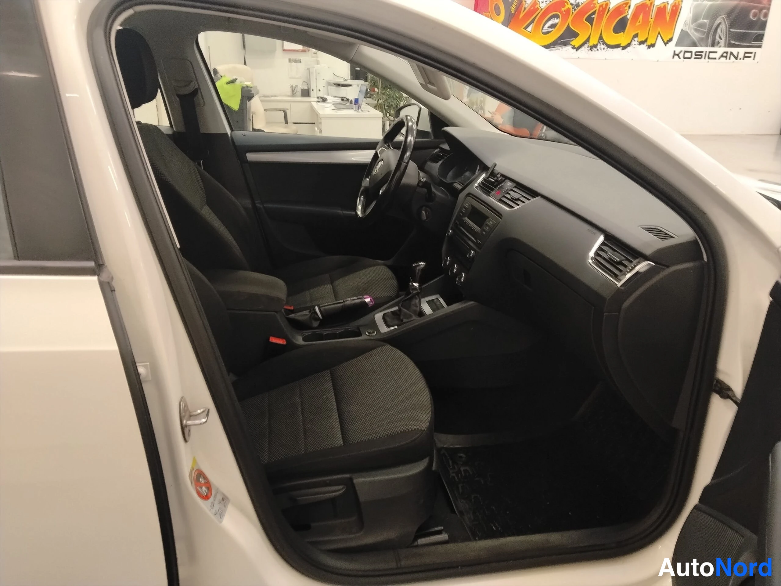 Valkoinen Skoda Octavia 2014, ohjaamo, kuva 15