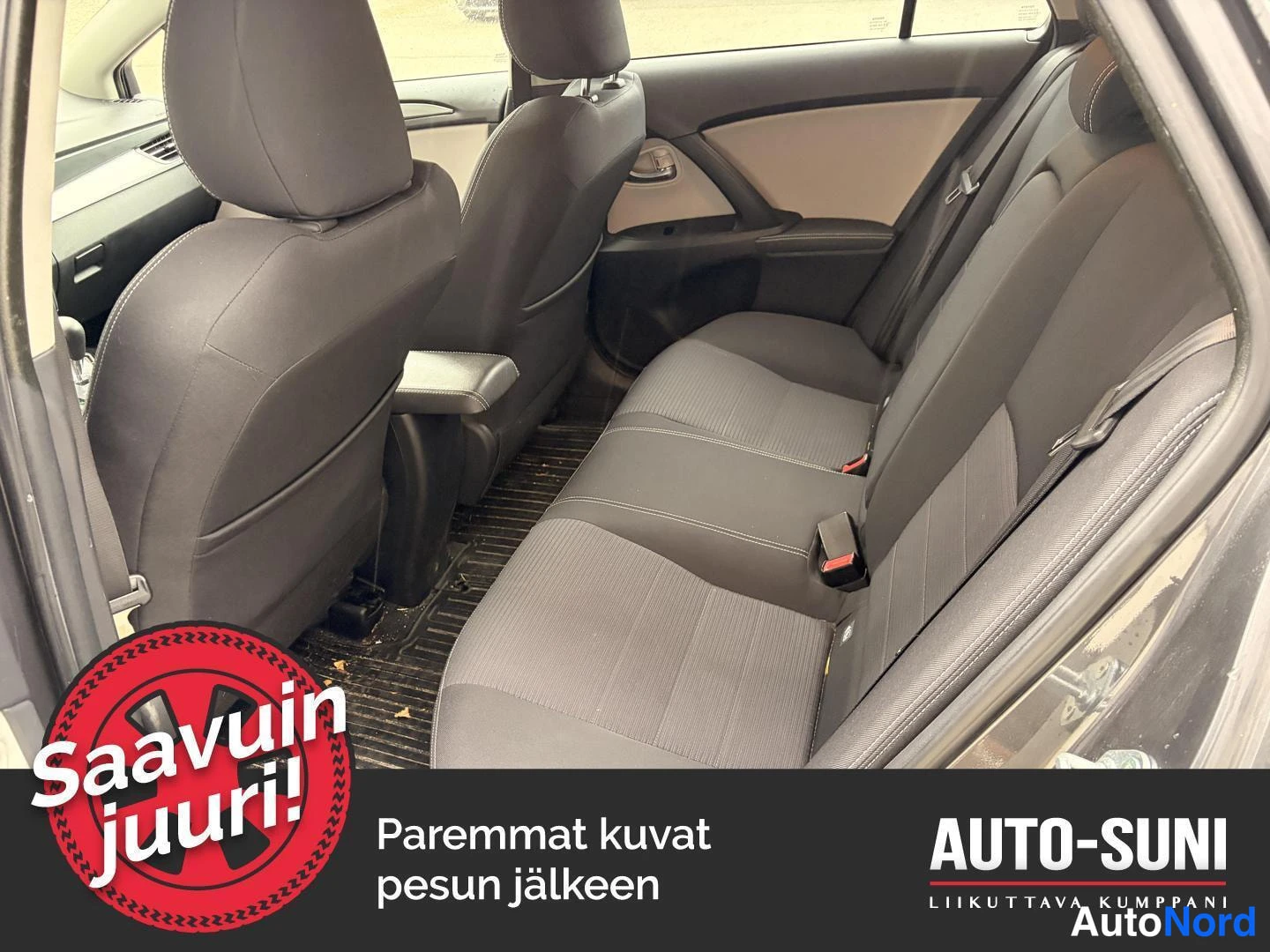 Harmaa Toyota Avensis 2016, takaistuimet, kuva 4
