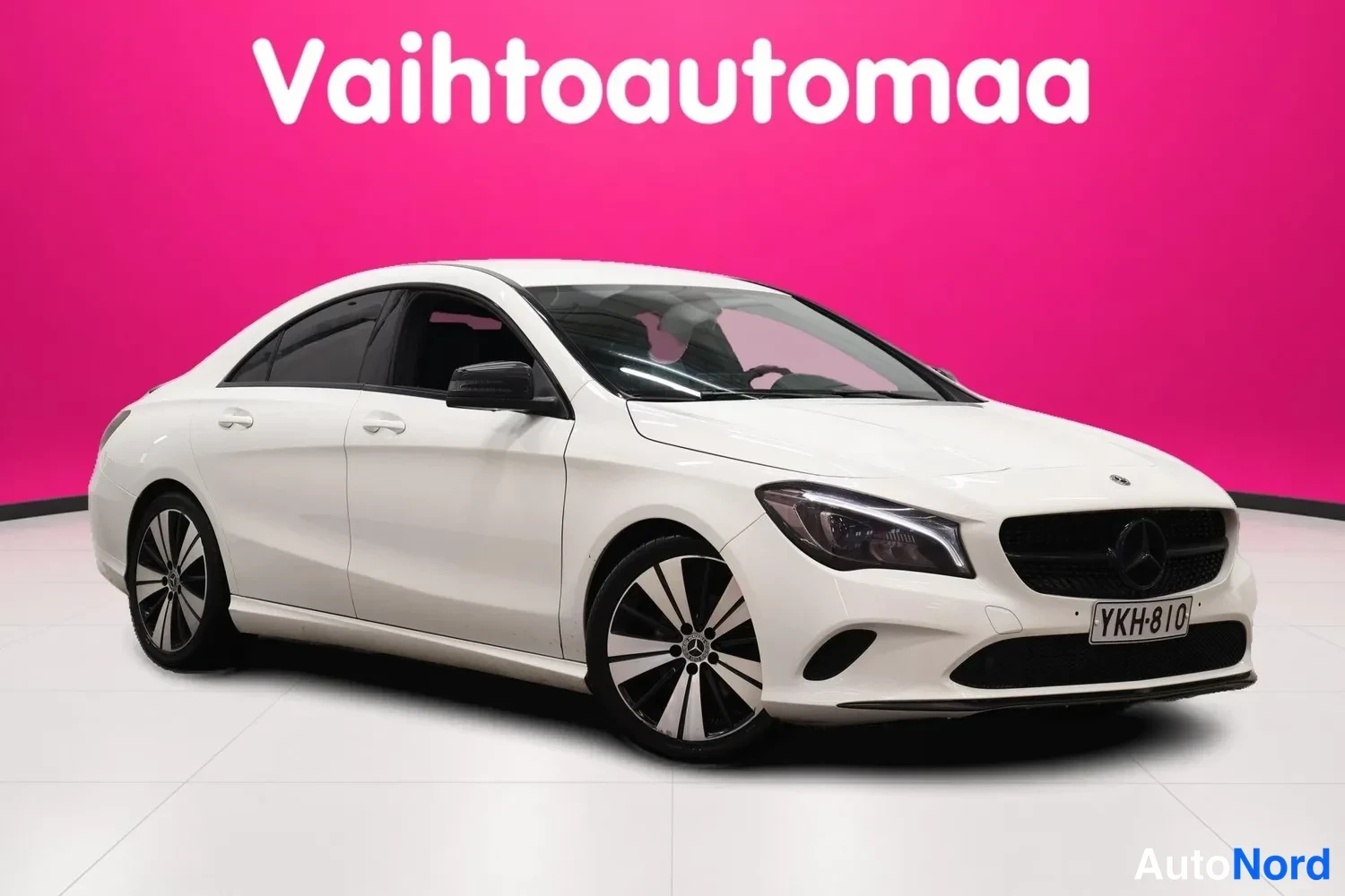 Valkoinen Mercedes-Benz CLA 180 2018, etuviisto, keula oikealle, kuva 2