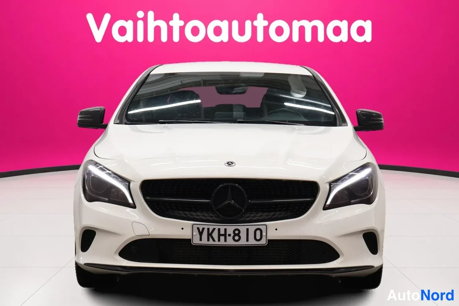 Valkoinen Mercedes-Benz CLA 180 2018, edestä, kuva 3