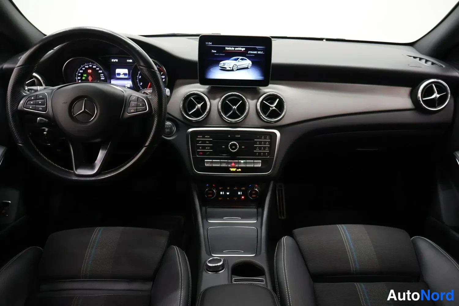 Valkoinen Mercedes-Benz CLA 180 2018, ohjaamo, kuva 9