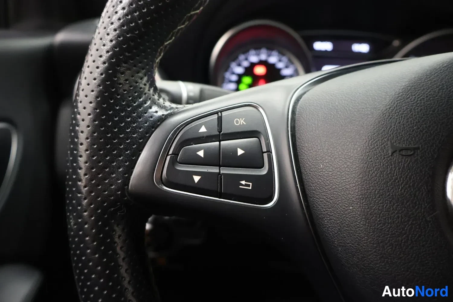 Valkoinen Mercedes-Benz CLA 180 2018, yksityiskohta, kuva 14