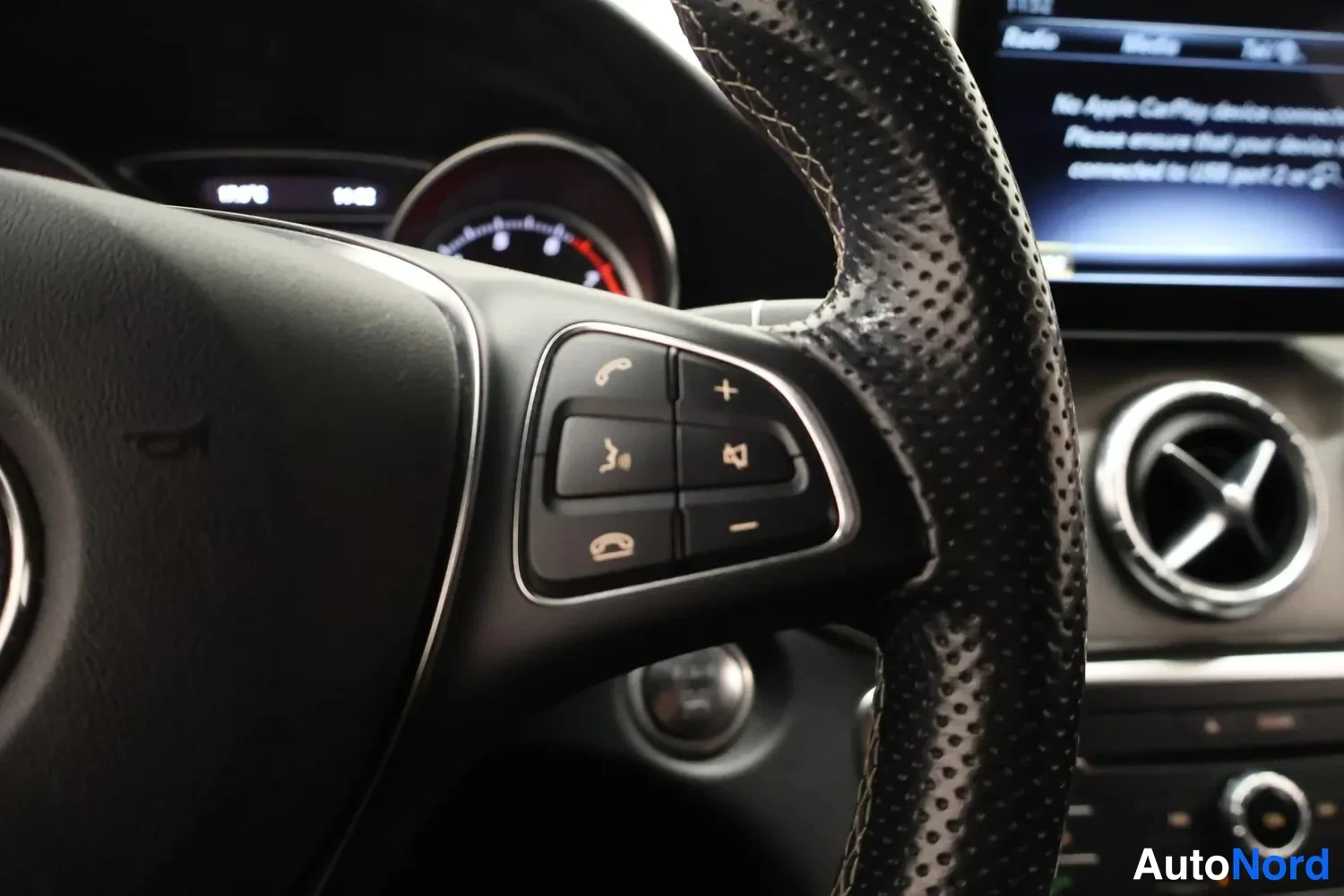 Valkoinen Mercedes-Benz CLA 180 2018, yksityiskohta, kuva 16
