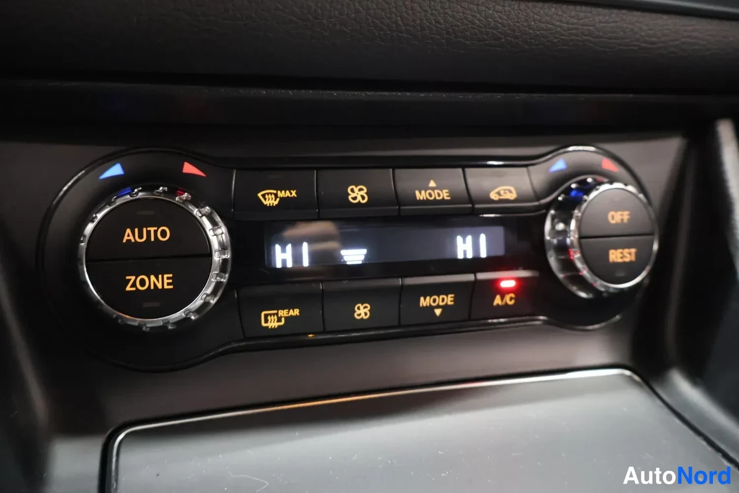 Valkoinen Mercedes-Benz CLA 180 2018, yksityiskohta, kuva 24