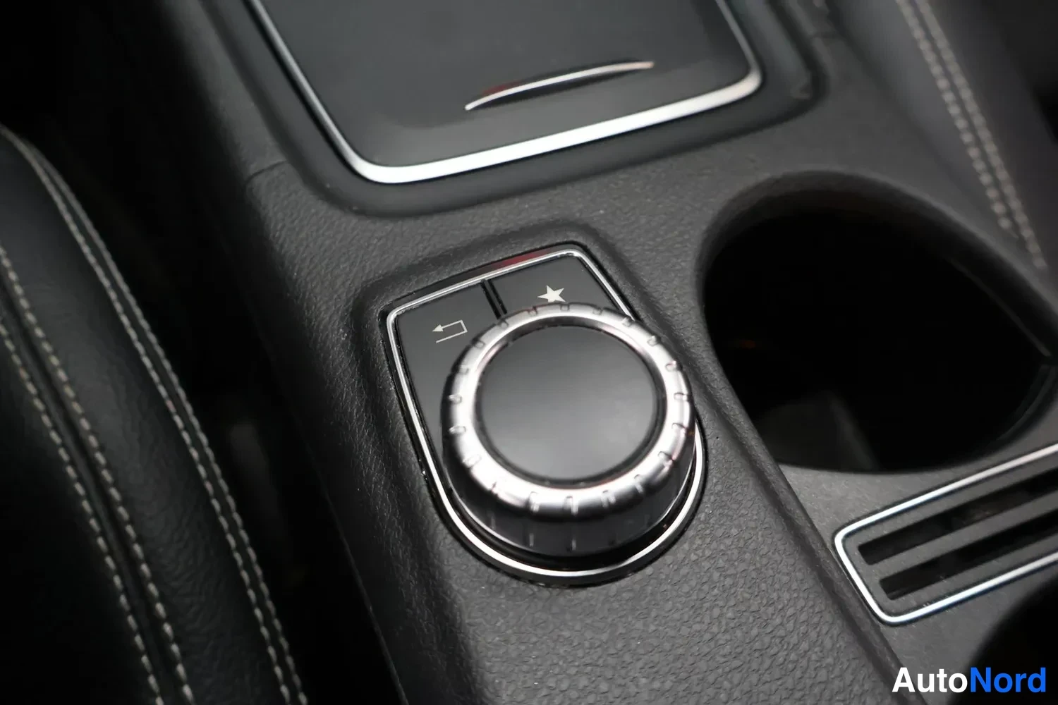 Valkoinen Mercedes-Benz CLA 180 2018, yksityiskohta, kuva 25