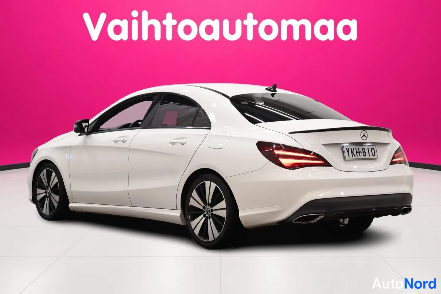Valkoinen Mercedes-Benz CLA 180 2018, takaviisto, kuva 4