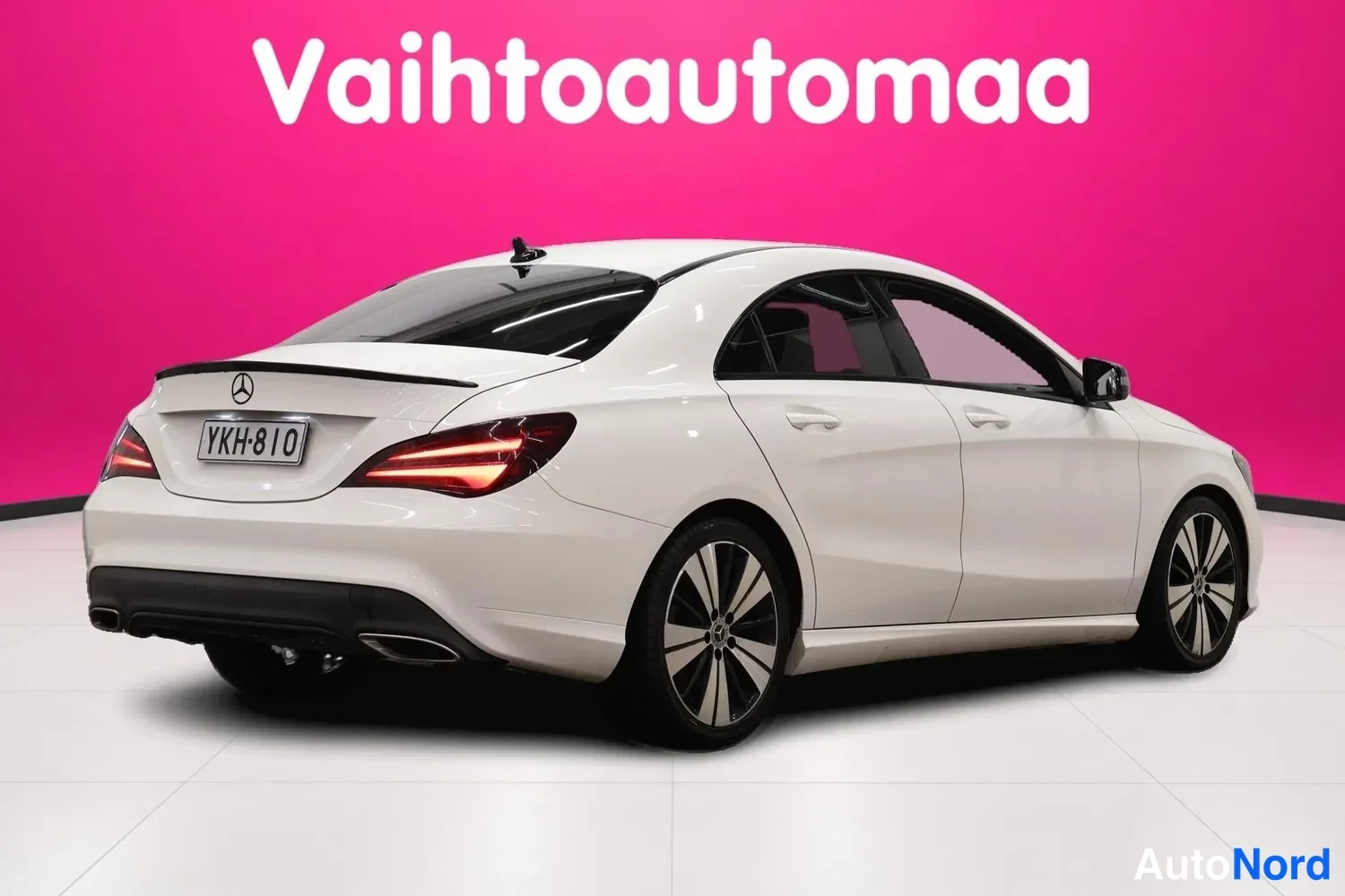 Valkoinen Mercedes-Benz CLA 180 2018, takaviisto, kuva 5