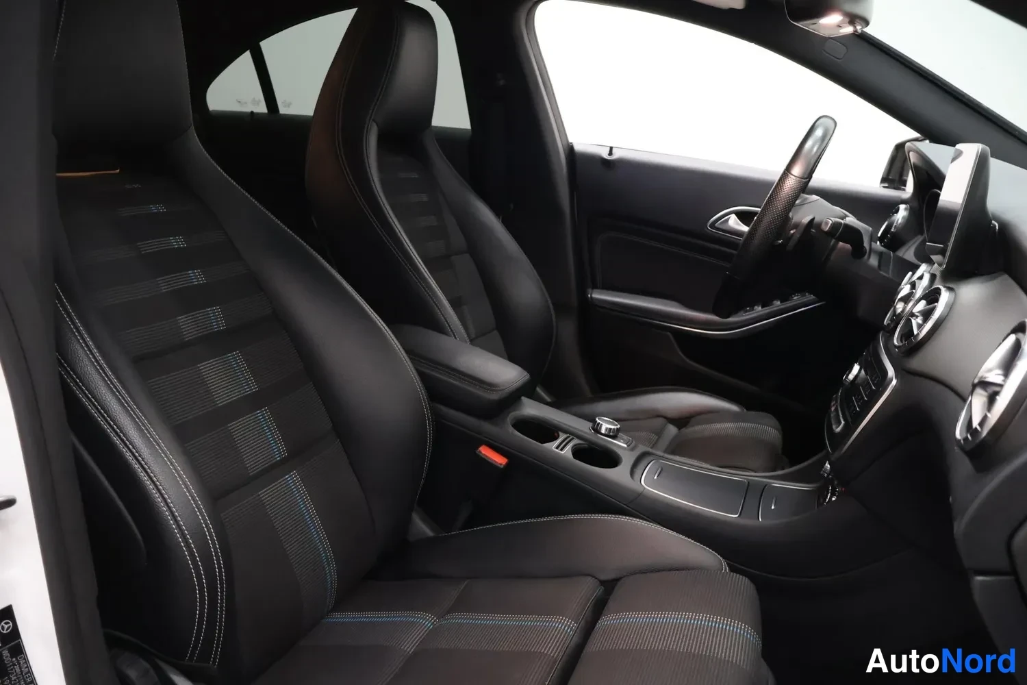 Valkoinen Mercedes-Benz CLA 180 2018, etuistuimet, kuva 10