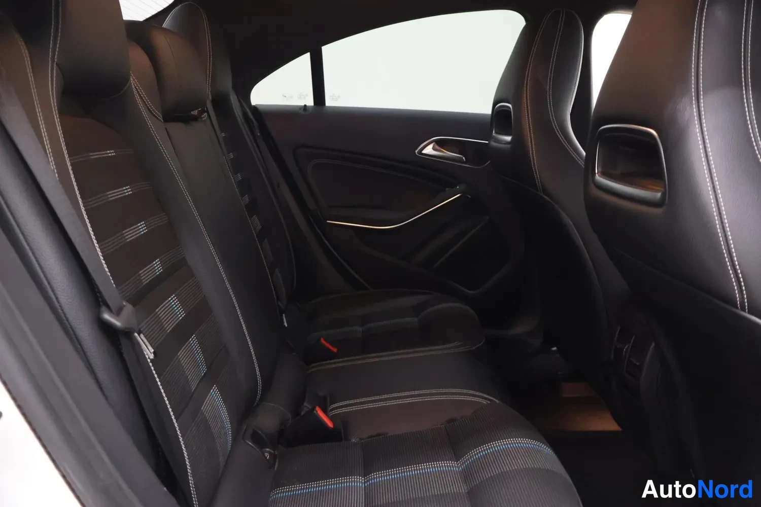 Valkoinen Mercedes-Benz CLA 180 2018, takaistuimet, kuva 11