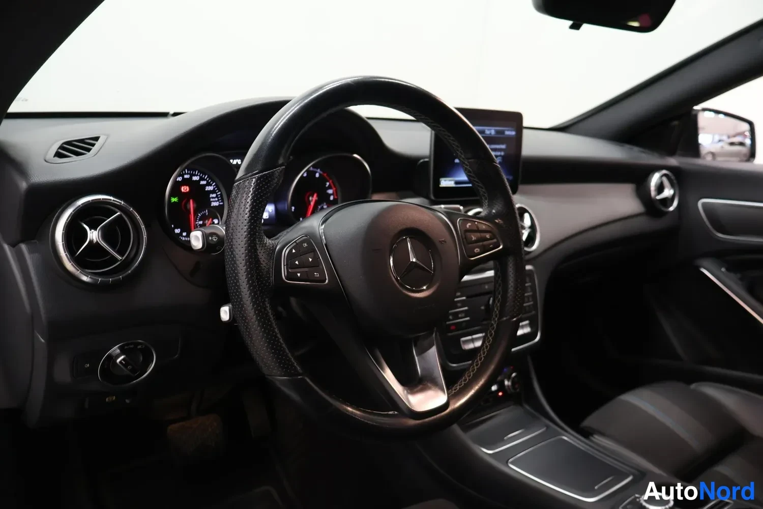Valkoinen Mercedes-Benz CLA 180 2018, ohjaamo, kuva 7