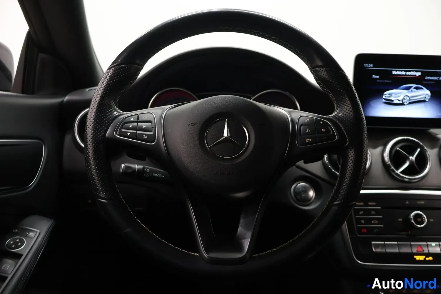 Valkoinen Mercedes-Benz CLA 180 2018, ohjaamo, kuva 8
