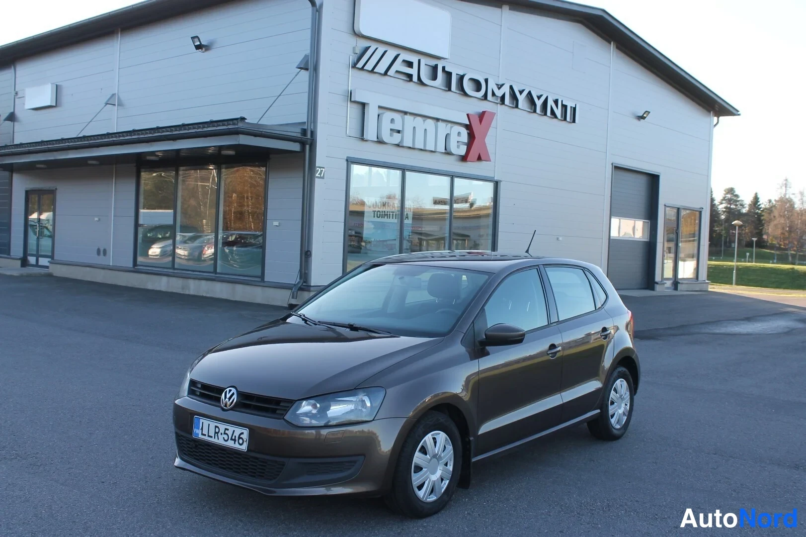 Ruskea Volkswagen Polo 2013, etuviisto, keula vasemmalle, kuva 2