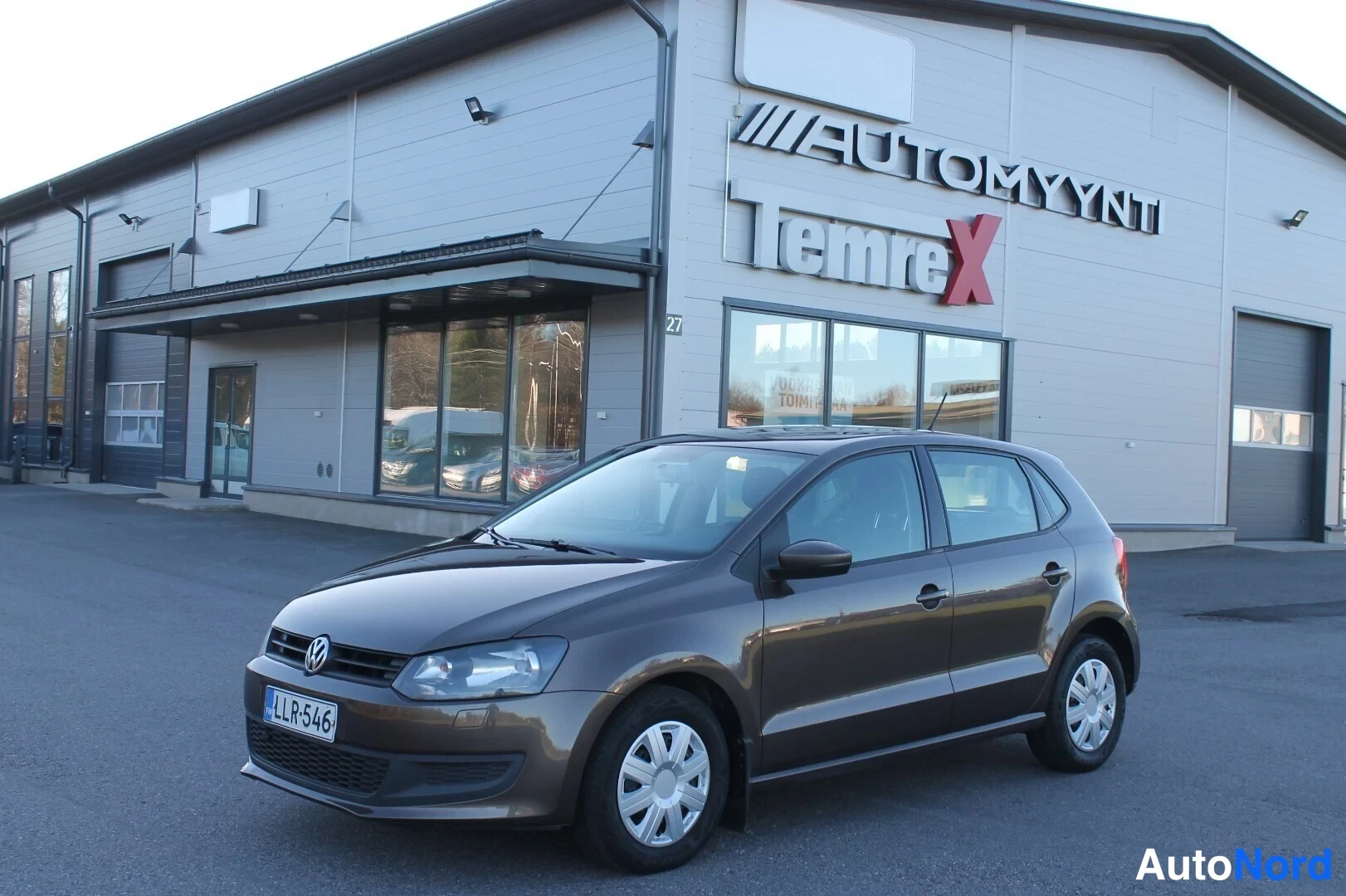 Ruskea Volkswagen Polo 2013, etuviisto, keula vasemmalle, kuva 3