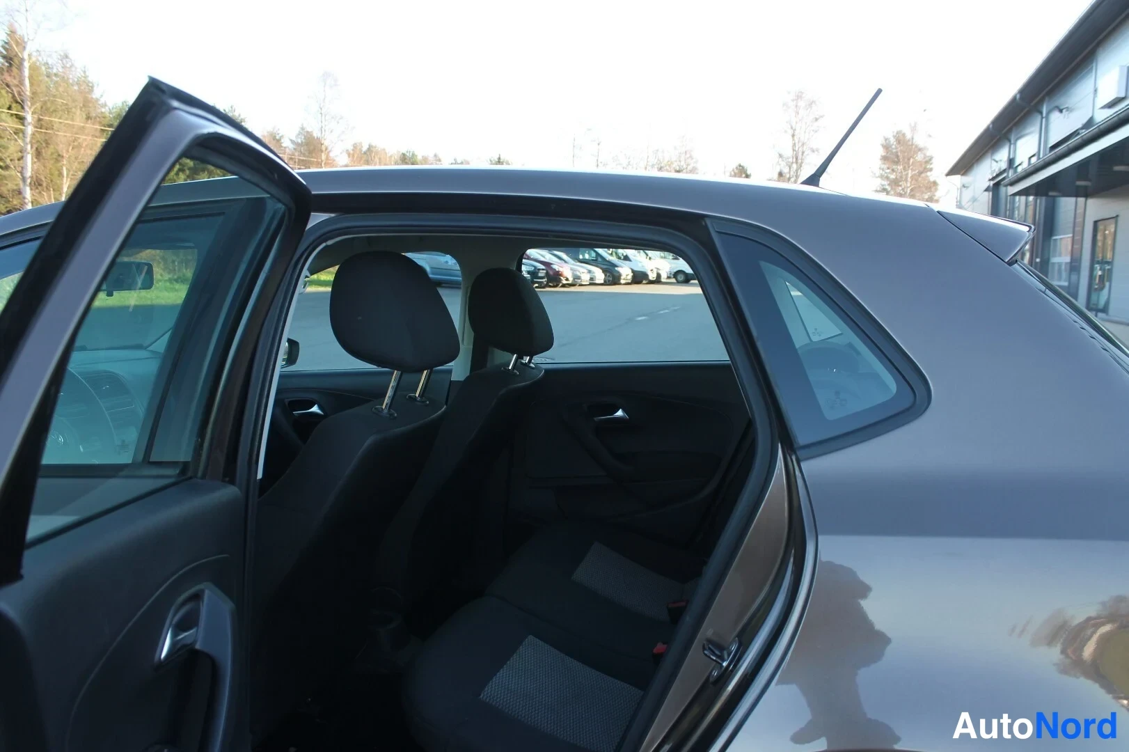 Ruskea Volkswagen Polo 2013, takaistuimet, kuva 13