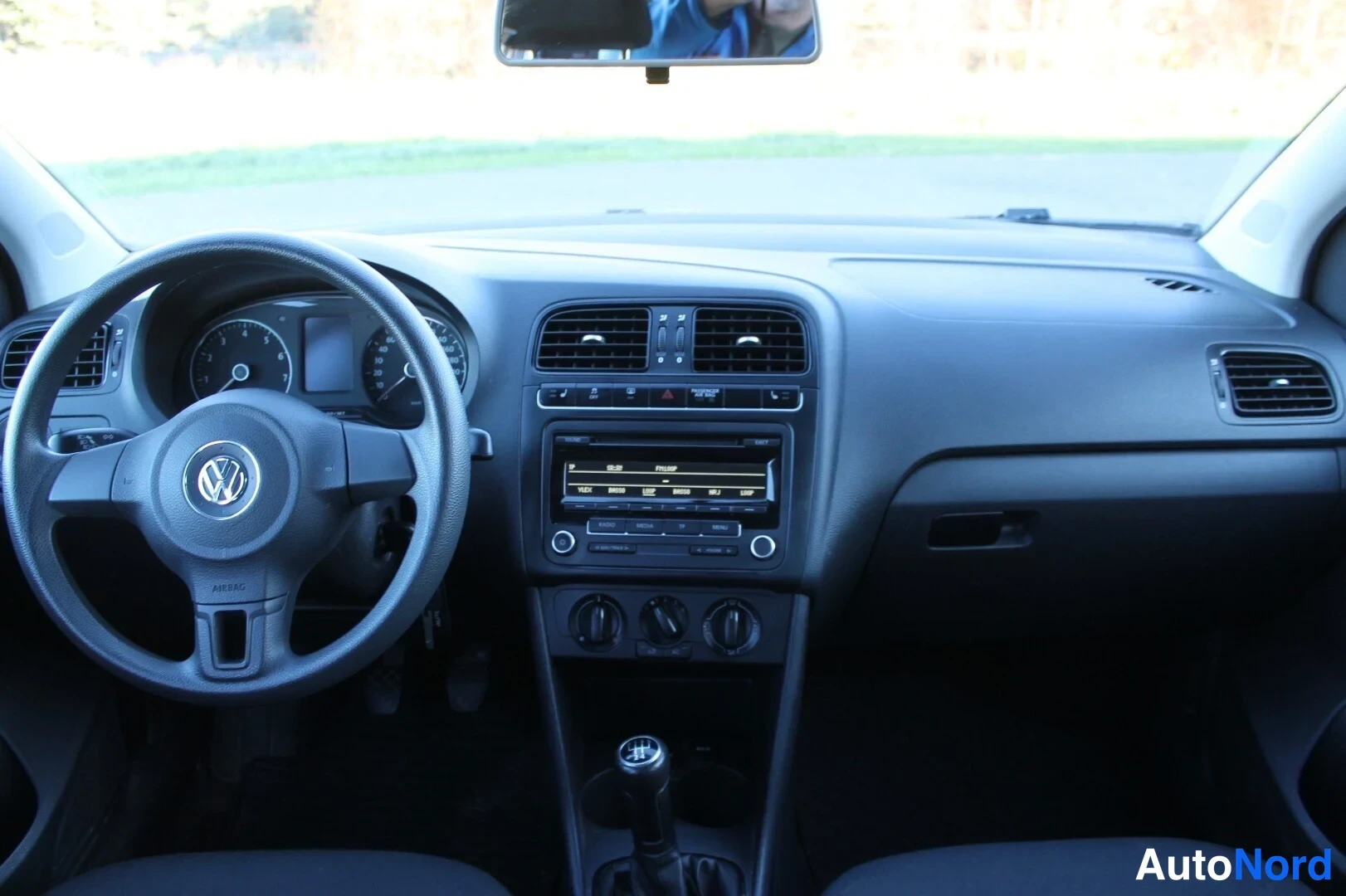 Ruskea Volkswagen Polo 2013, ohjaamo, kuva 10